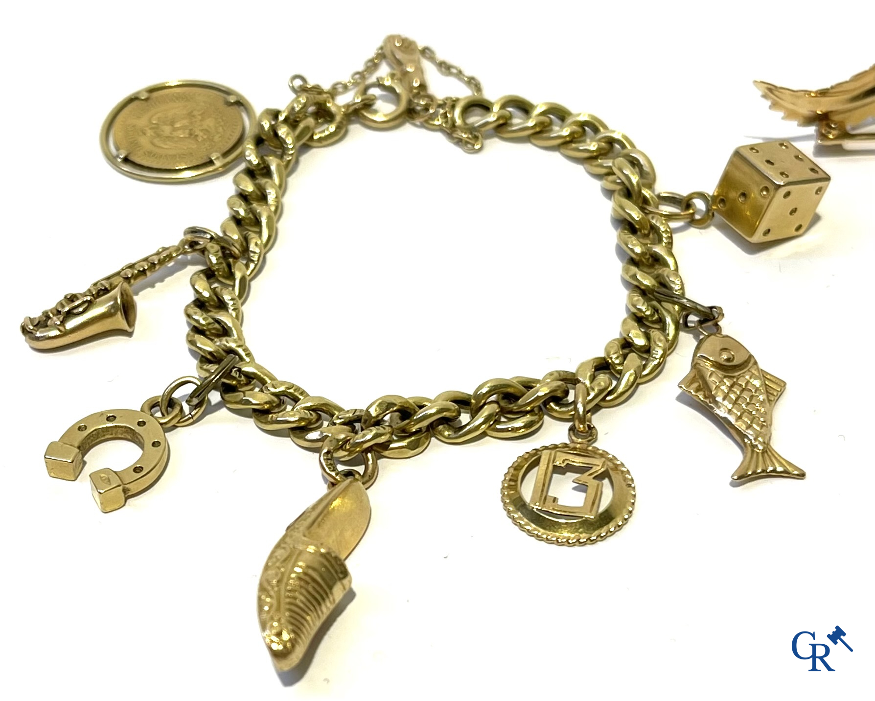 Juwelen, een bladvormige broche in goud 750°/00 en een bedelarmband in verschillende gehaltes goud.