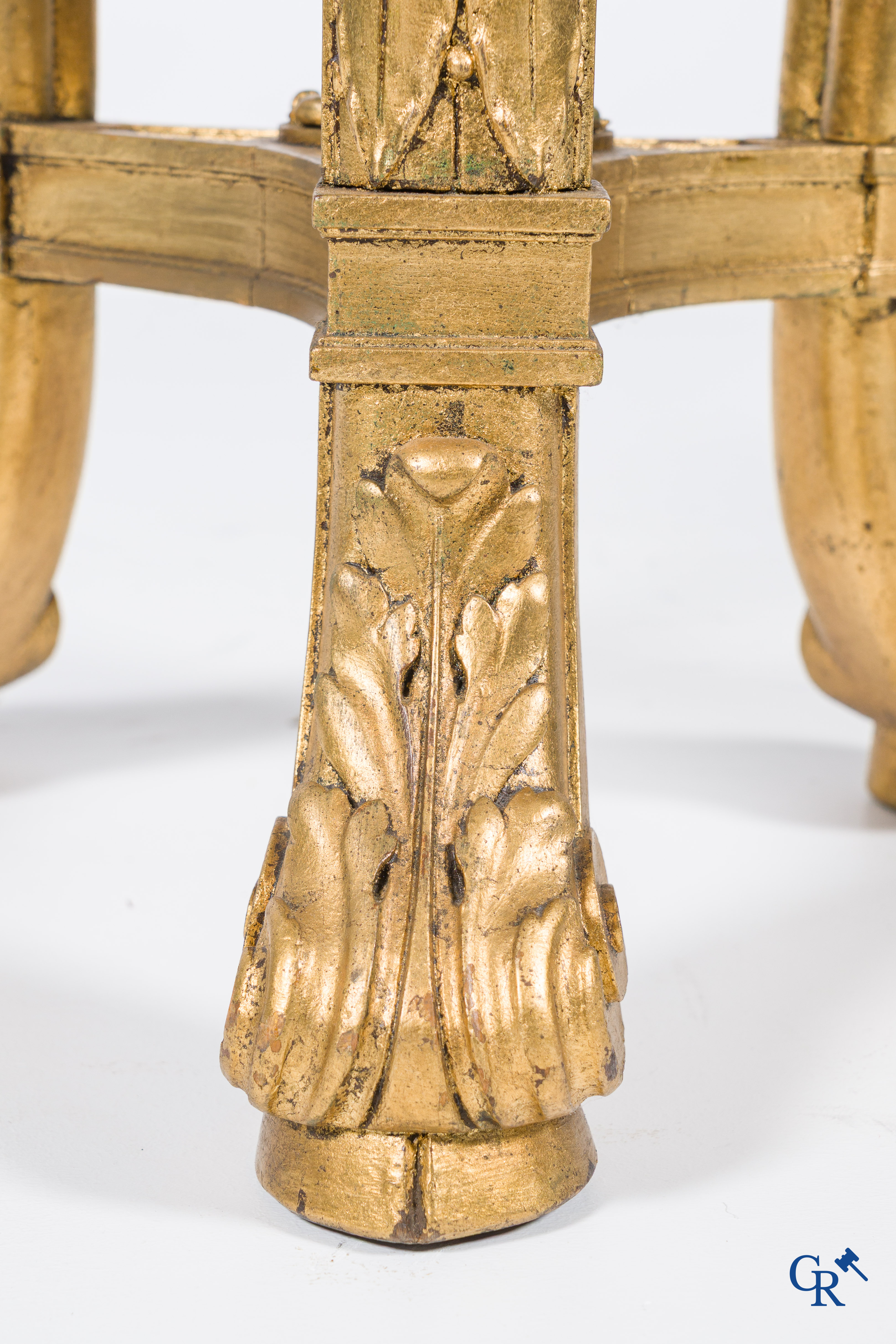 Een grote hout gesculpteerde en vergulde sokkel met rammekoppen en guirlandes in LXVI-stijl. Circa 1900.