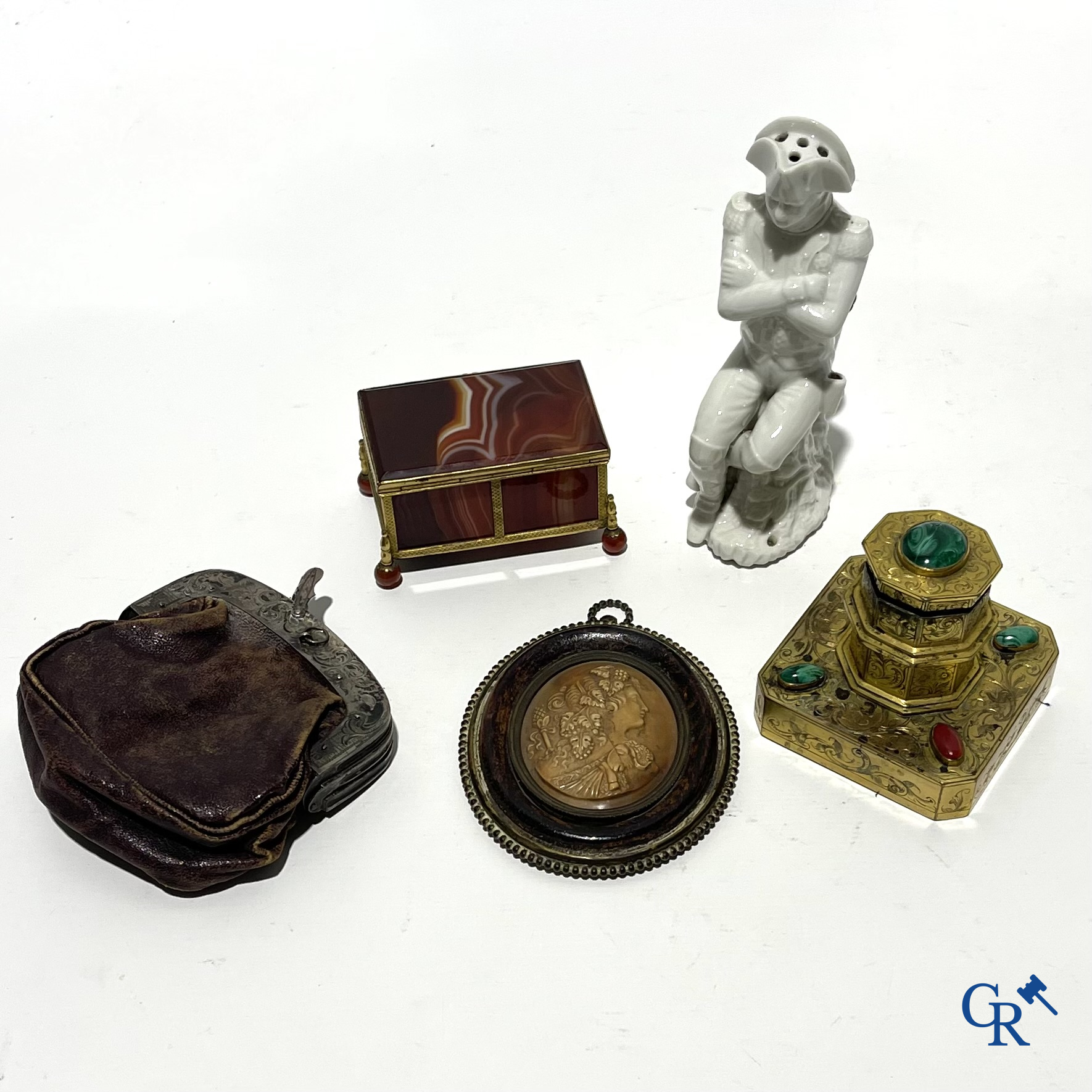 Divers lot antiquiteiten, inktpot Napoleon Bonaparte, zilver geldbeugel 18e eeuw, koffertje agaat, enz. 18e en 19e eeuw.