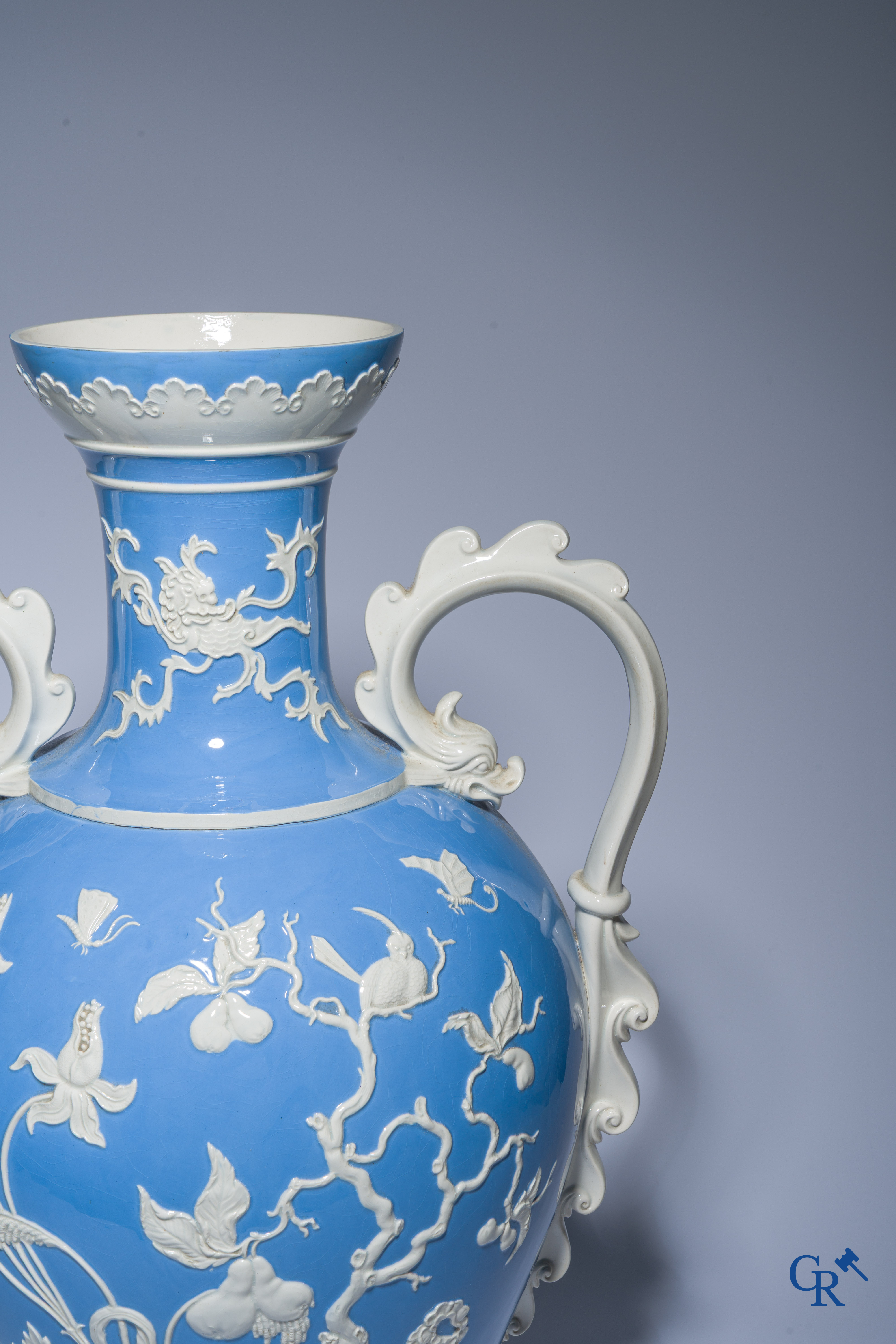 Exceptional and imposing vase in faience with an Asian decor. In the style of Wedgwood or Mintons. 19th century.