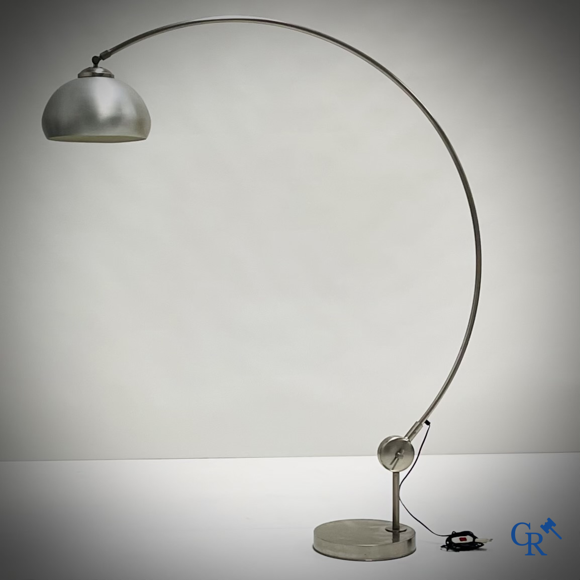 Design, Een 60'er jaren booglamp in aluminium en metaal.