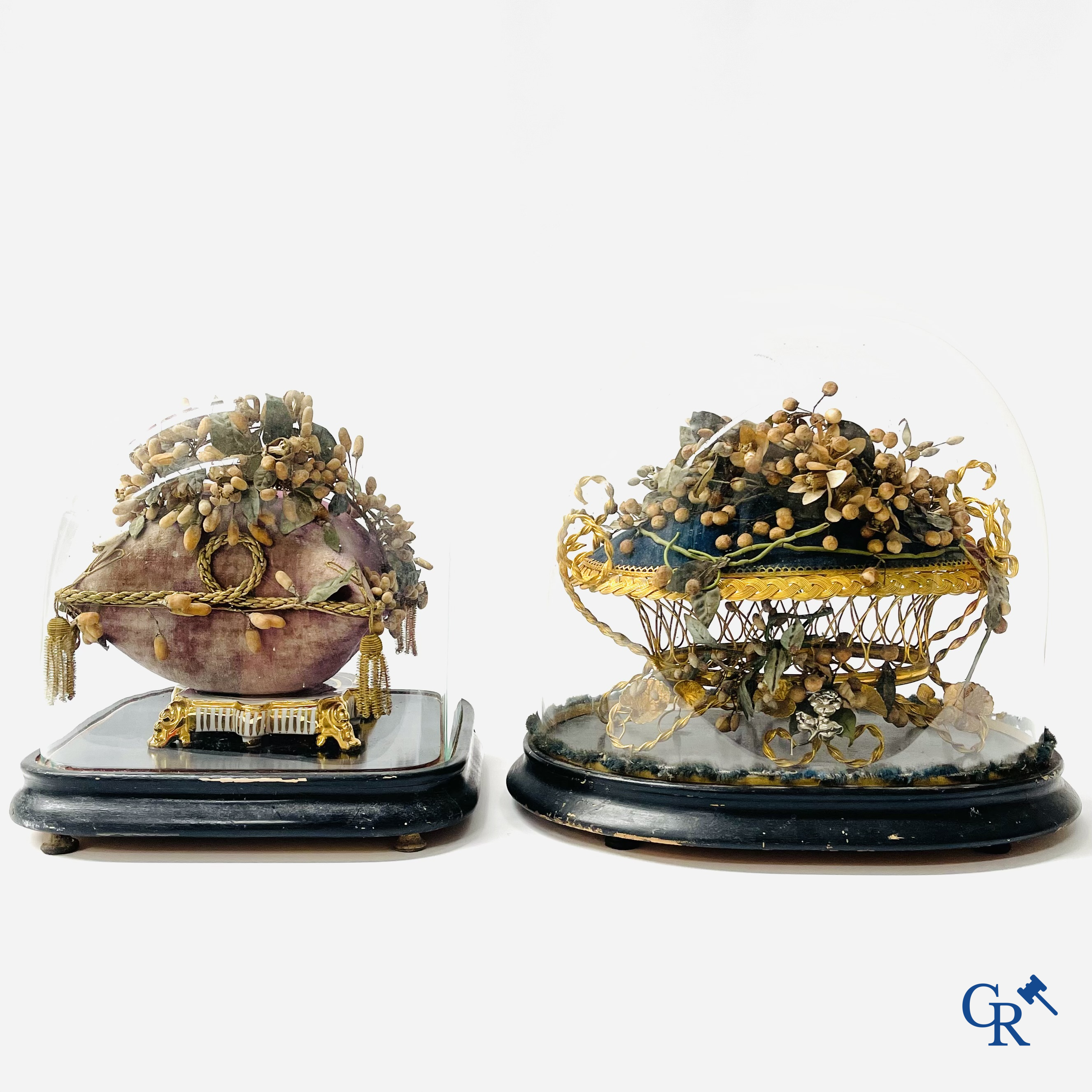 2 glass domes with a bridal bouquet on a cushion with a foot in gilded metal and a foot in Paris porcelain.