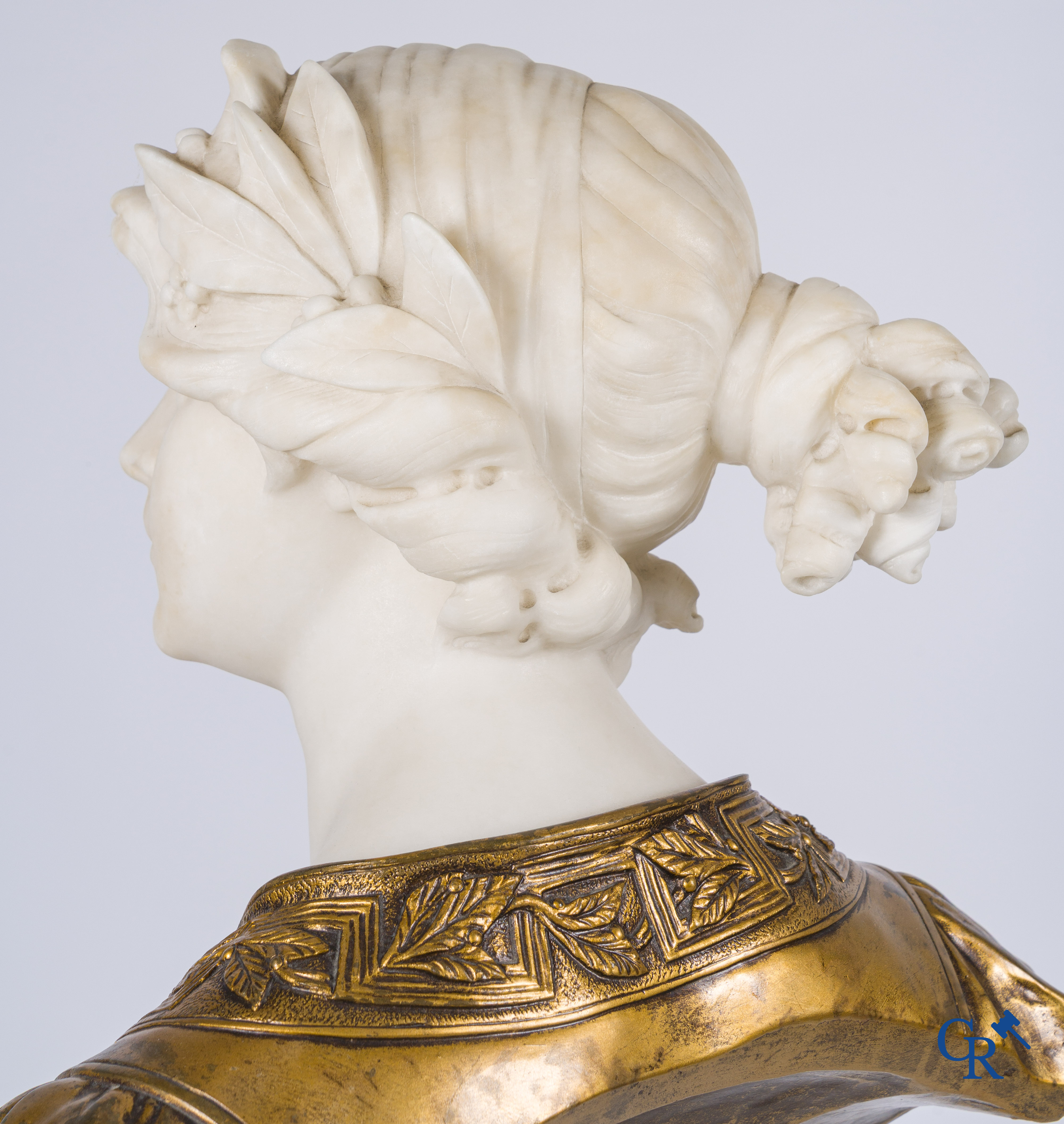 Gustave Van Vaerenbergh (1873-1927) Damesbuste in marmer en brons op een marmeren sokkel. Gesigneerd.