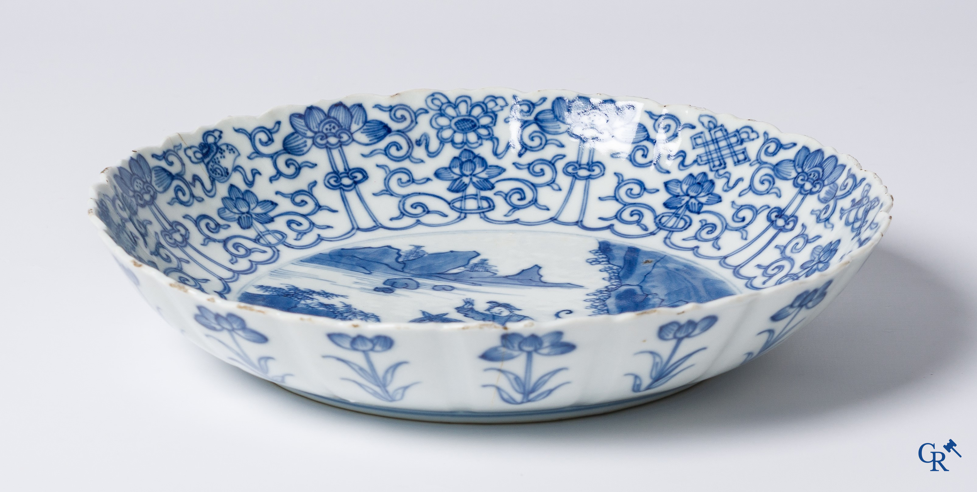 Aziatica, Chinees porselein. Een blauw-wit bord met gelobde rand. Chenghua merk.