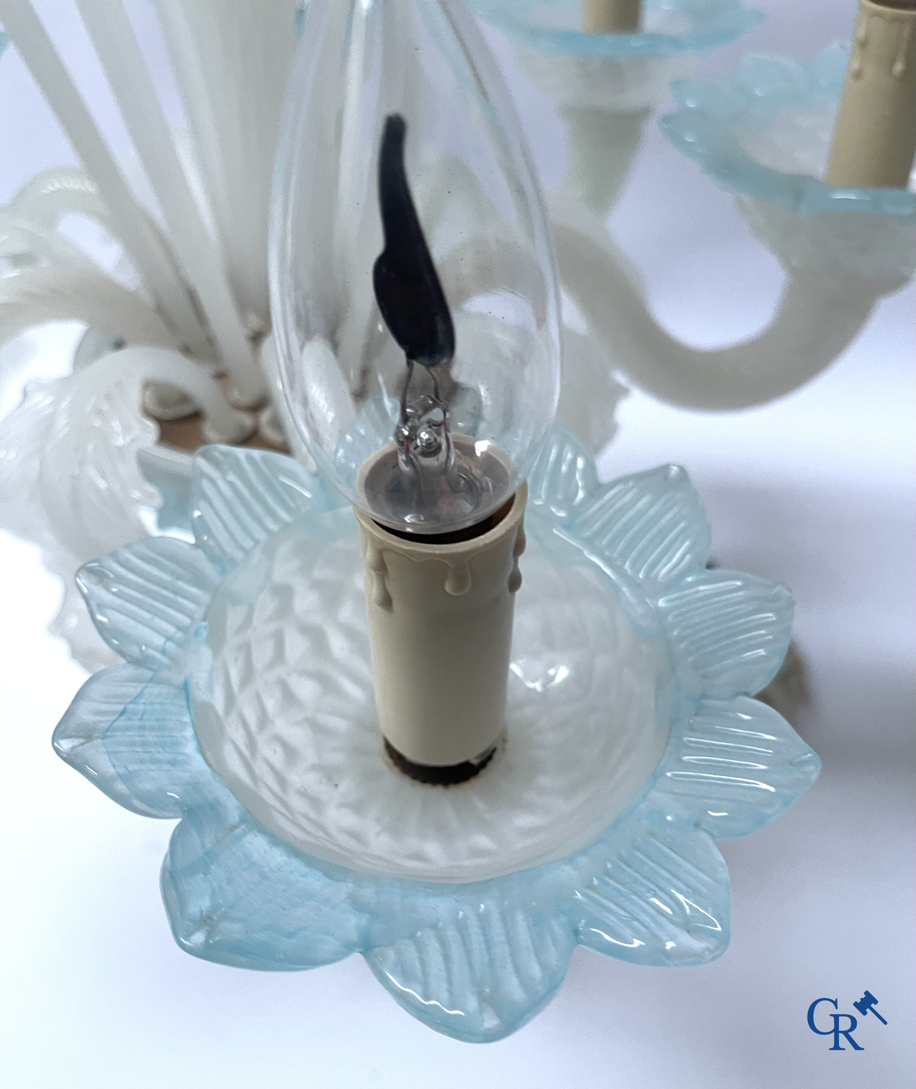 Een kavel van een Venetiaanse tafellamp, een paar grote applieken in Venetiaans glas en een Murano plafonnier.