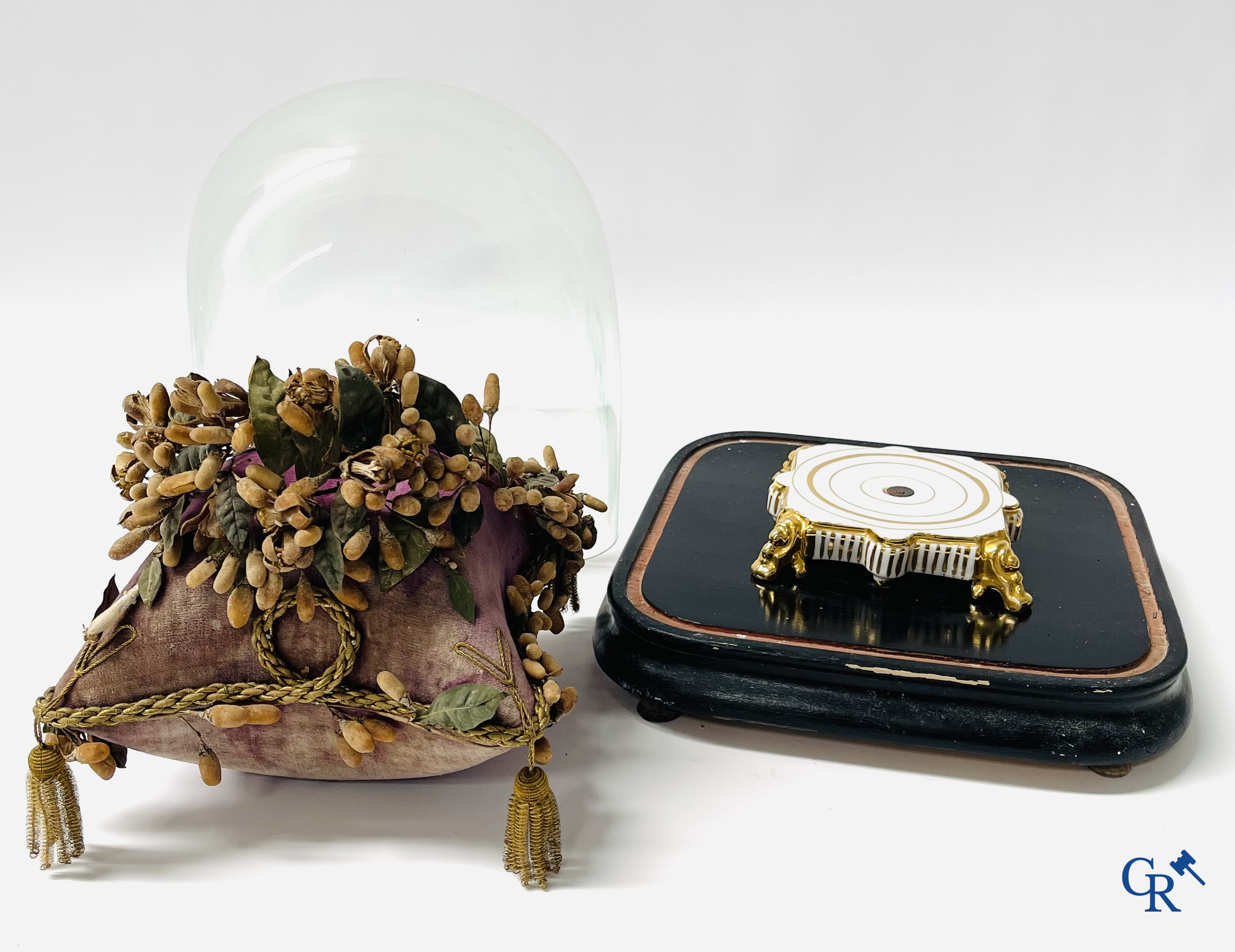 2 glass domes with a bridal bouquet on a cushion with a foot in gilded metal and a foot in Paris porcelain.