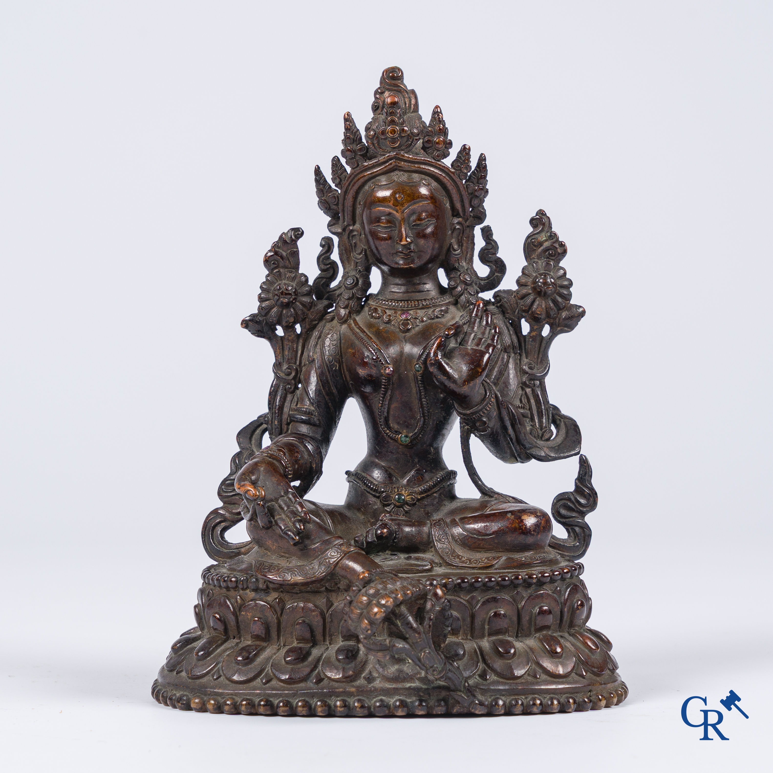 Aziatica, een fijne Sino-Tibetaanse bronzen voorstelling van een zittende Tara. 19e eeuw.