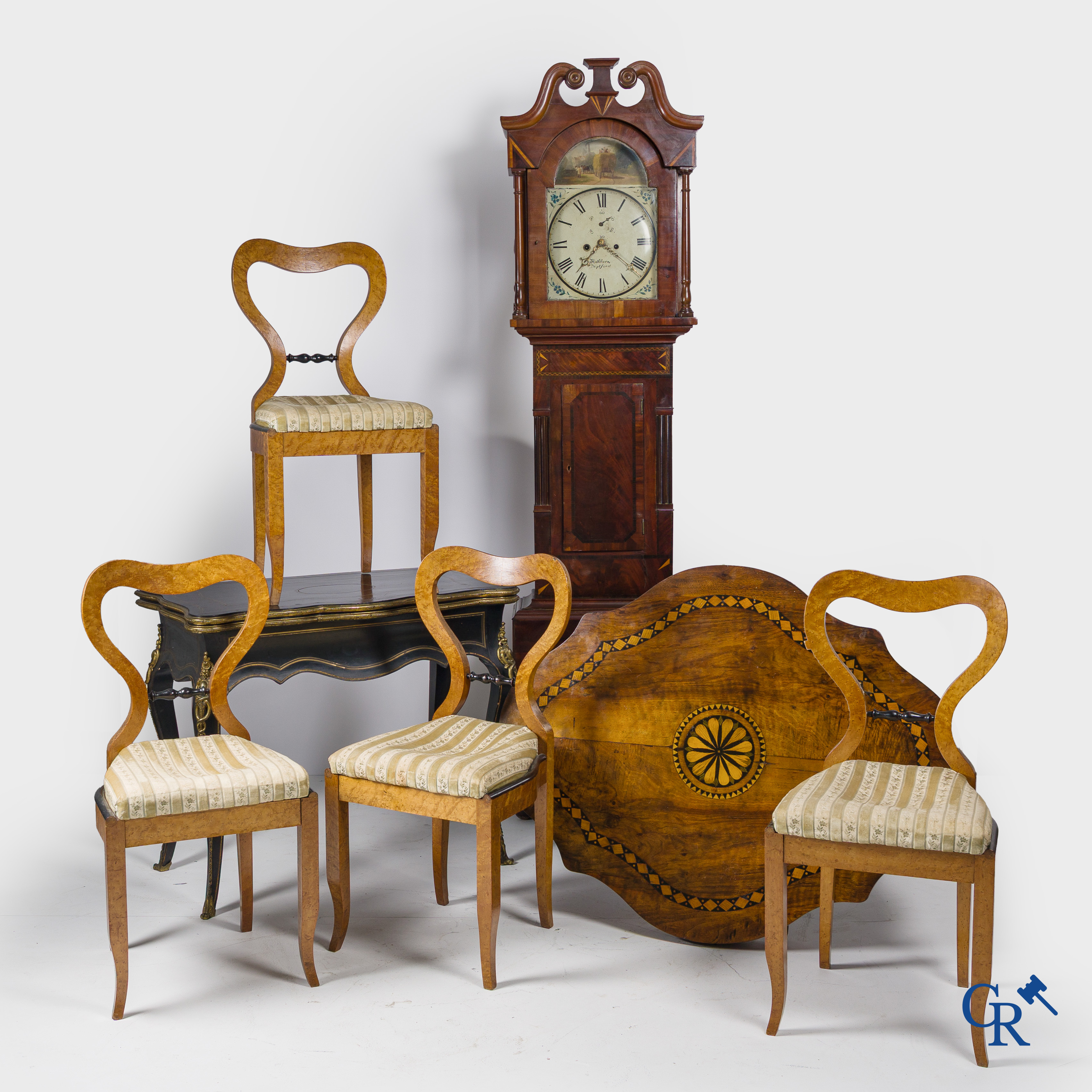 Een kavel diverse meubels. Een Engelse staande klok, salontafel met marqueterie, Napoleon III speeltafel, 4 stoelen.