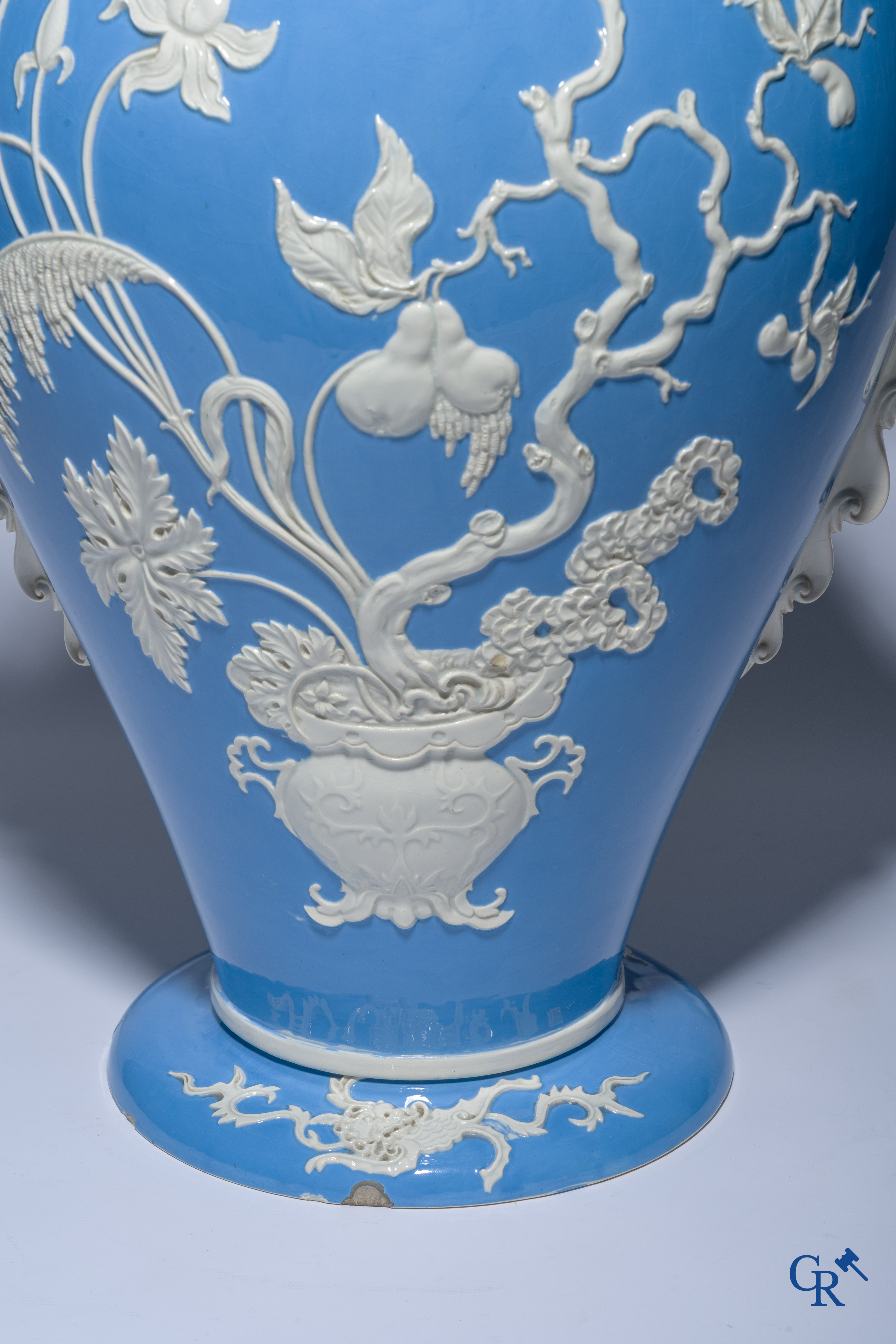 Exceptional and imposing vase in faience with an Asian decor. In the style of Wedgwood or Mintons. 19th century.
