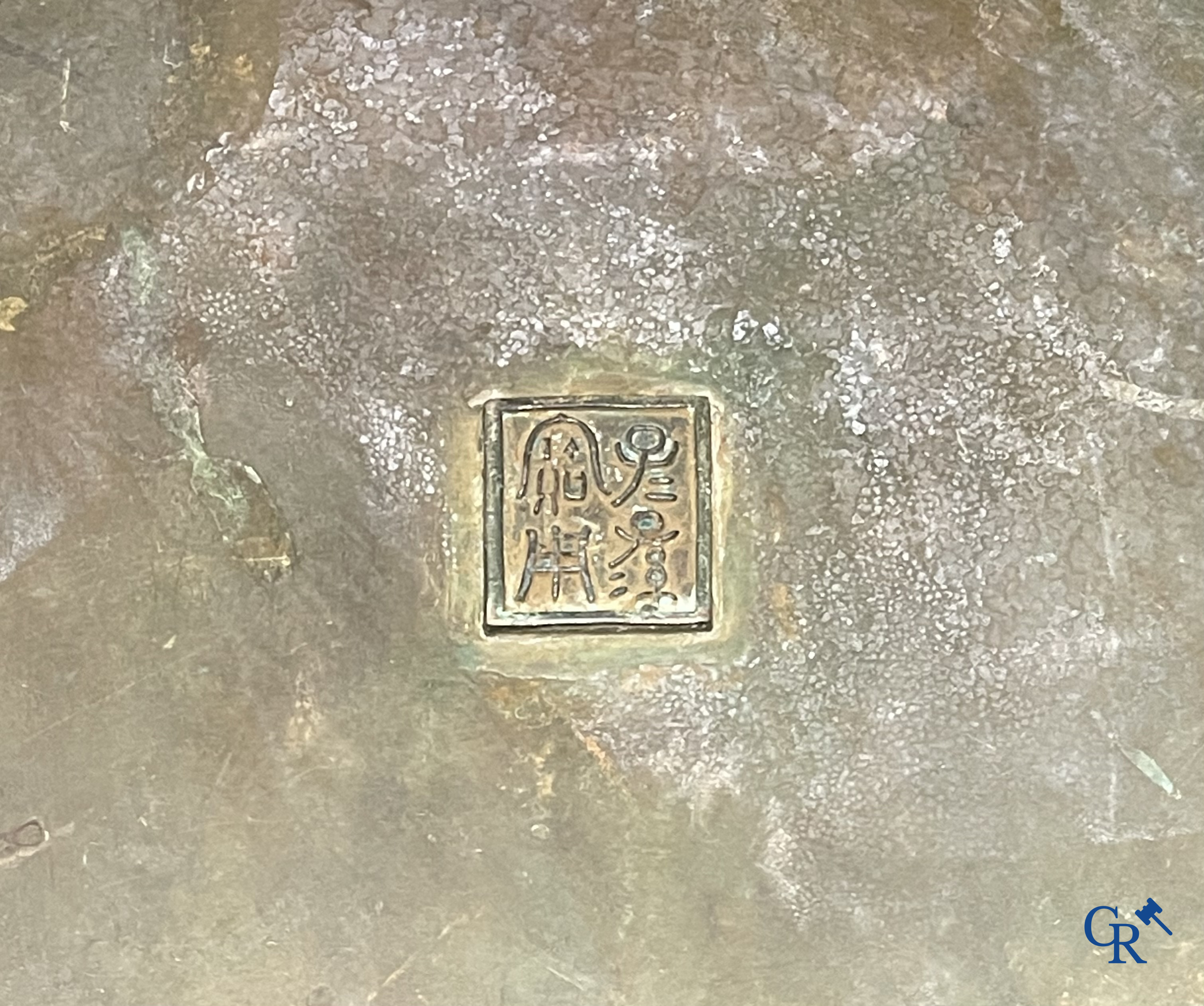 Aziatica, een imposant paar vazen in Champlevé met een decor van draken, lotusbloemen en feniksen, 19e eeuw.