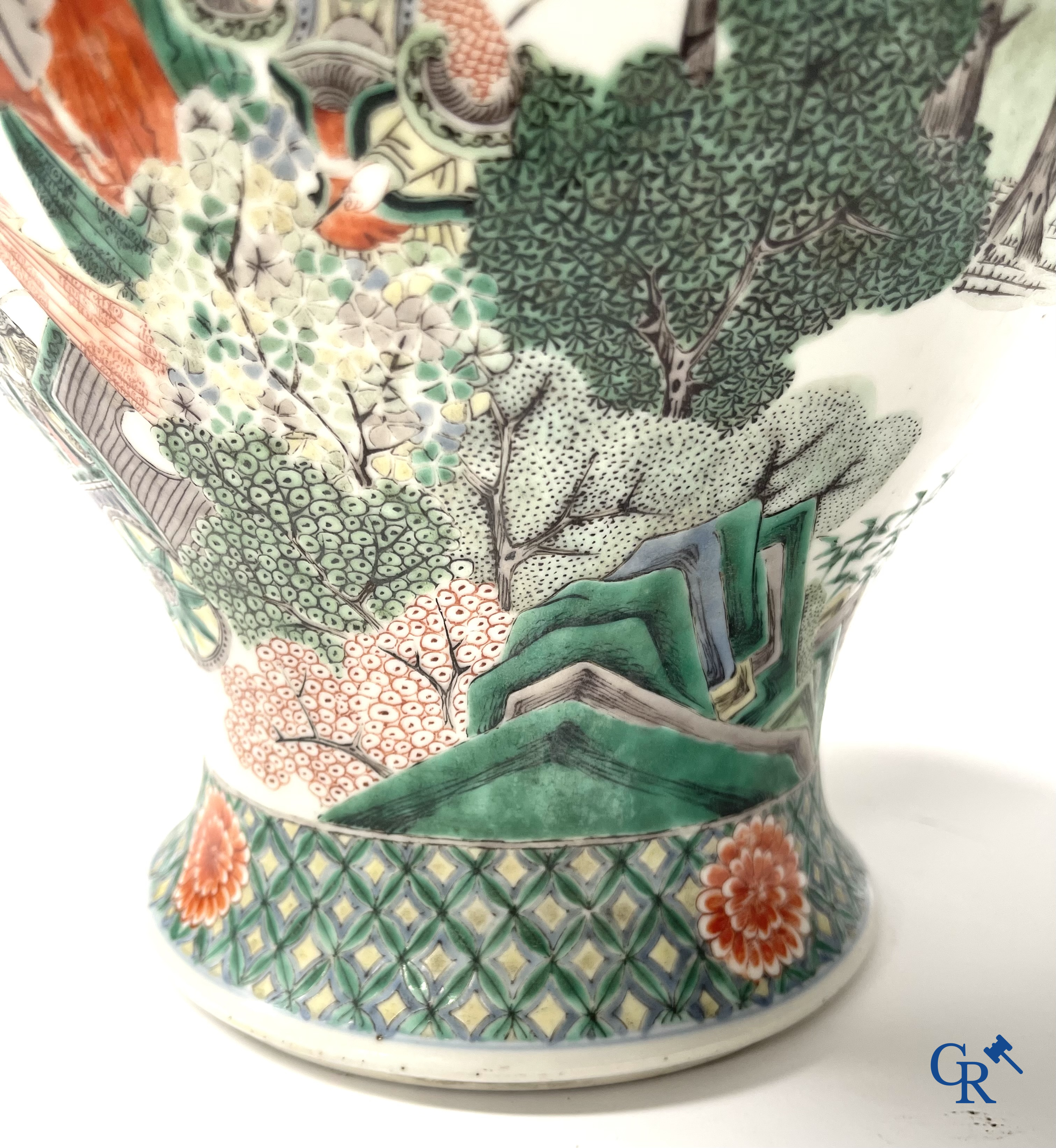 Aziatica, een Chinese famille verte dekselvaas met krijgers en paarden. 19e eeuw.