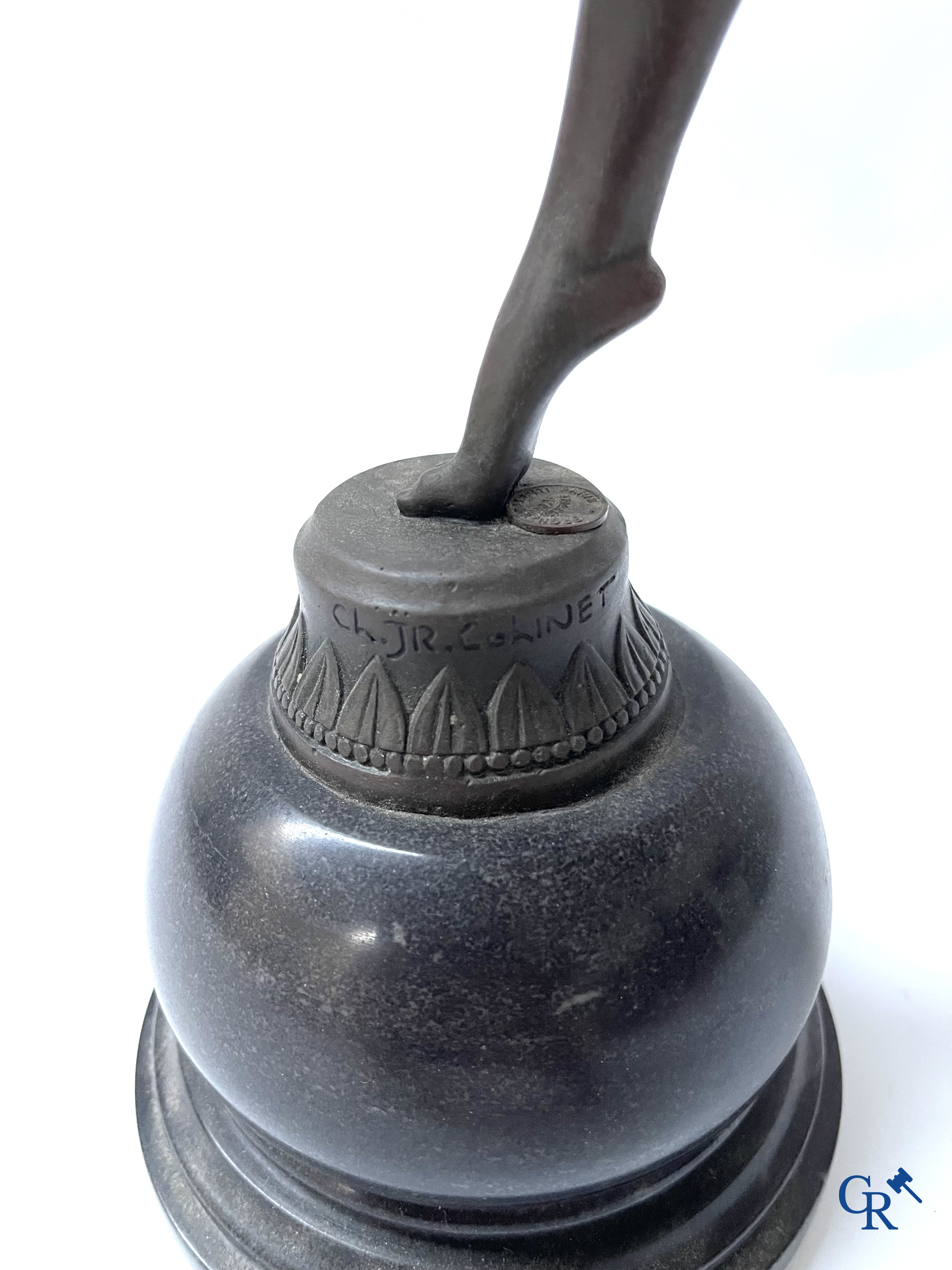 Une danseuse Art Déco d'après Colinet en bronze et marbre. A titre posthume. Bronze garanti J.B. déposée. XXème siècle.