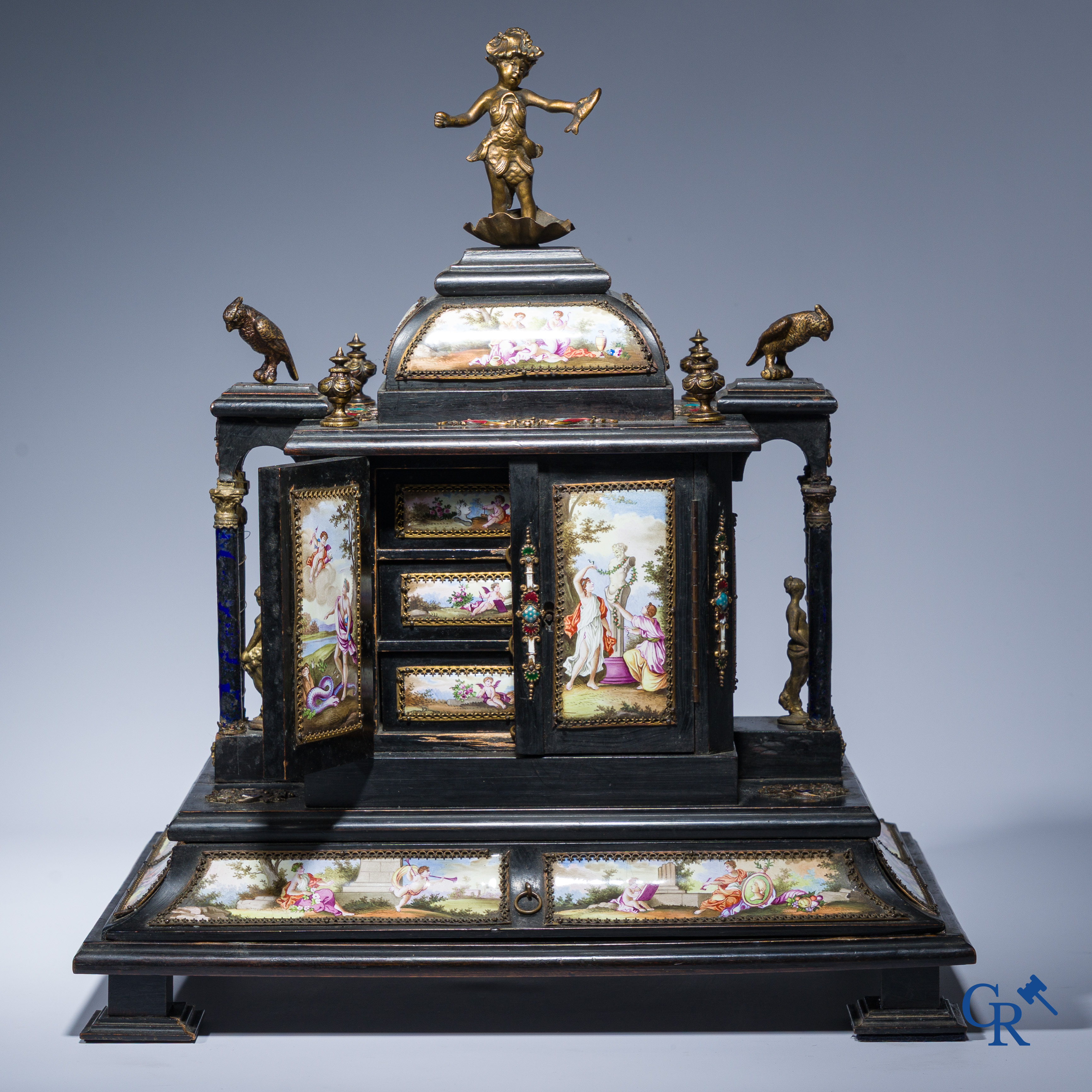 Een Weens geëmailleerd tafel kabinet in ebbenhout met laden en bronsbeslag. 19e eeuw.