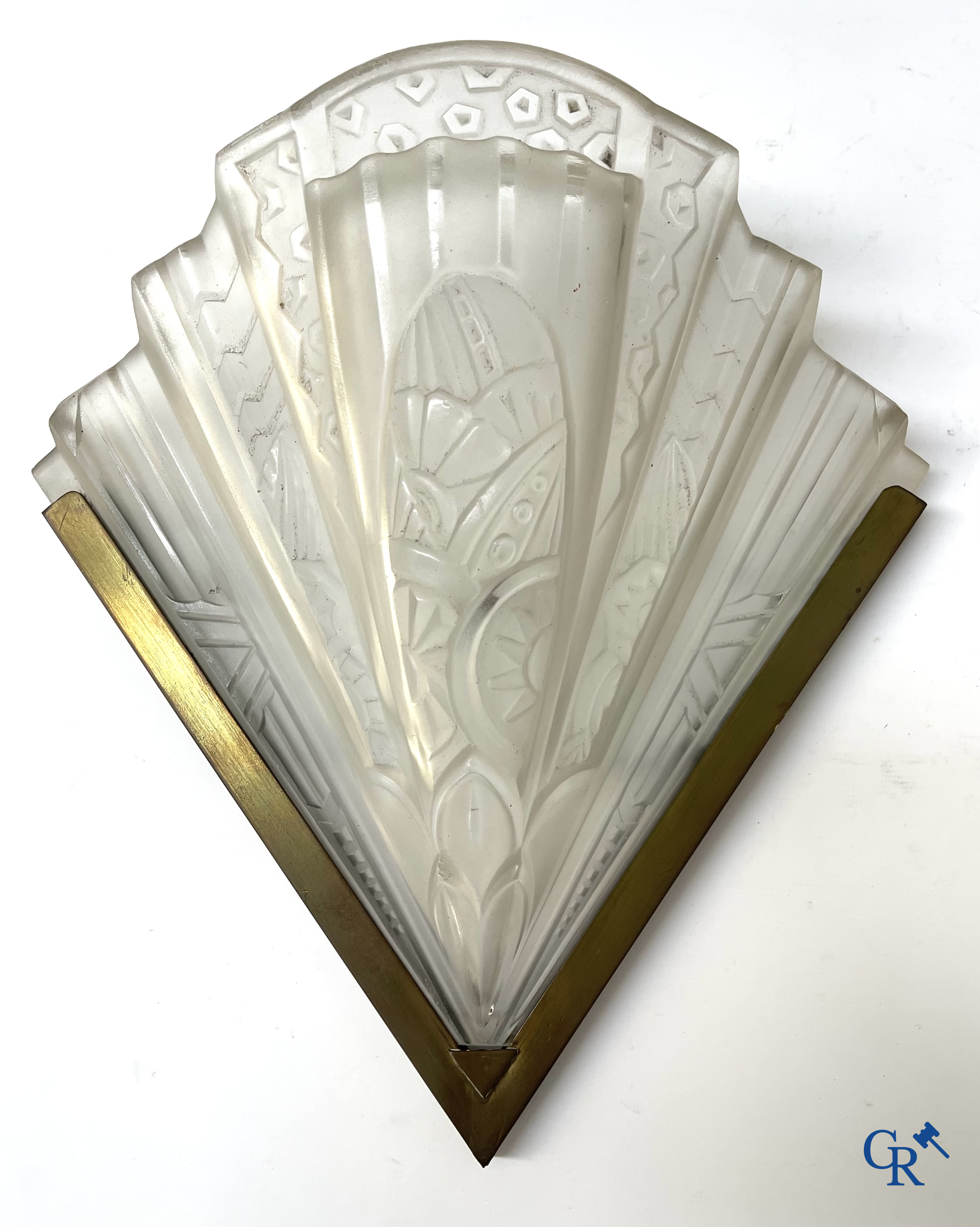 Art Deco, paar wandlichten in messing en geperst glas gesigneerd Frontisi. Circa 1930.