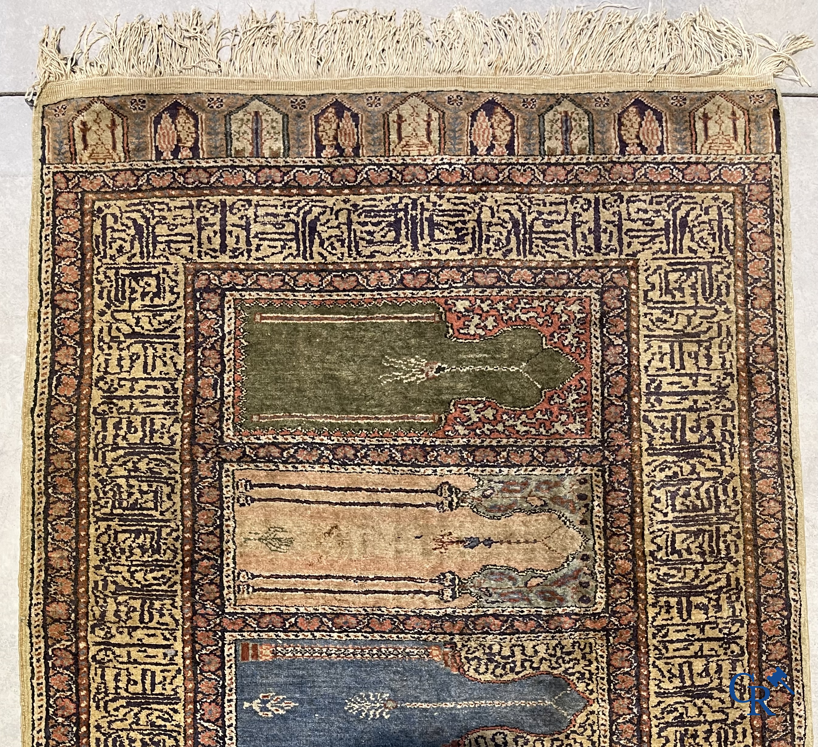 Oosterse tapijten, een antiek handgeknoopt oosters tapijt.