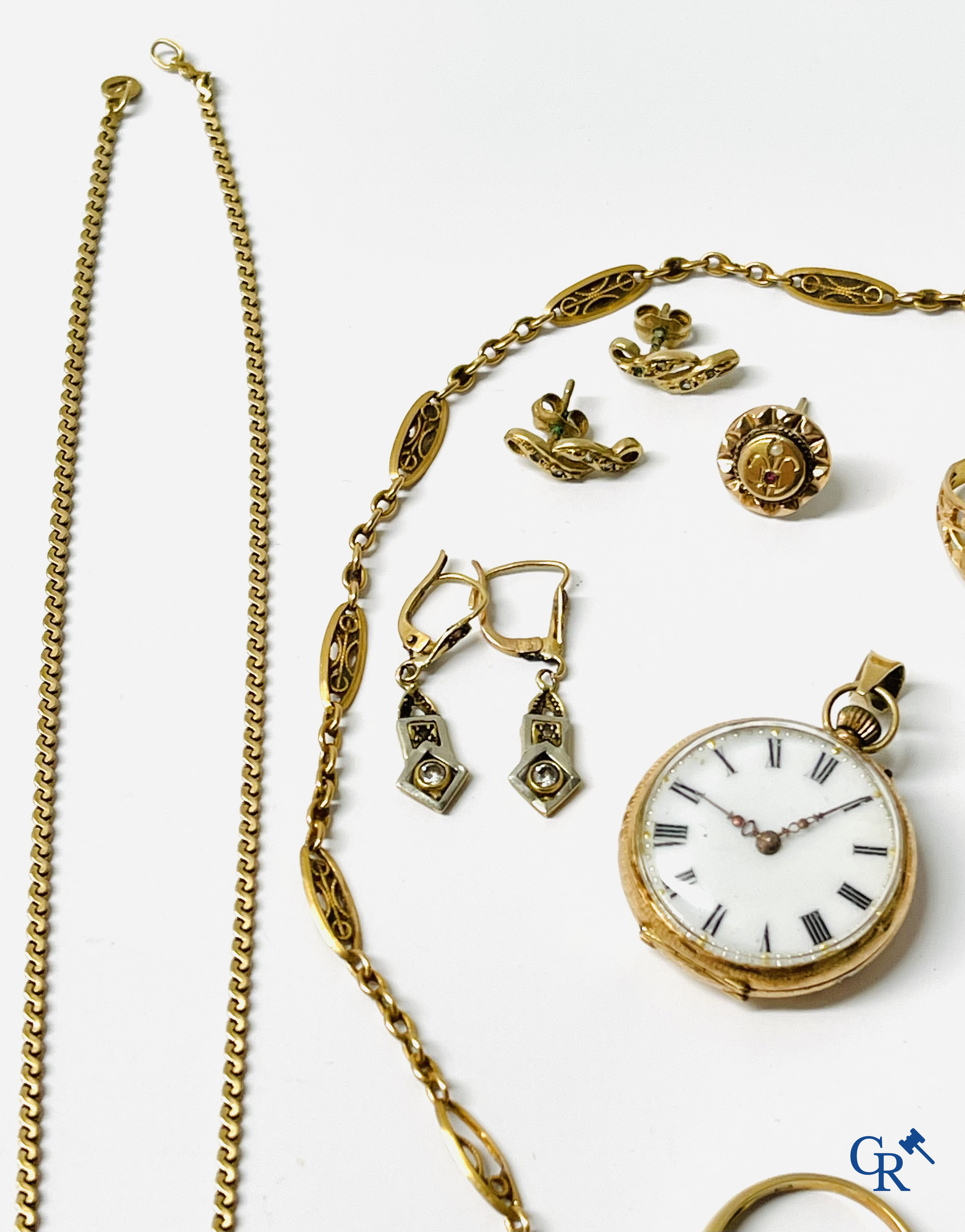 Juwelen, Horloges. Een kavel met gouden juwelen en een kleine gouden 750°/00 zakhorloge.