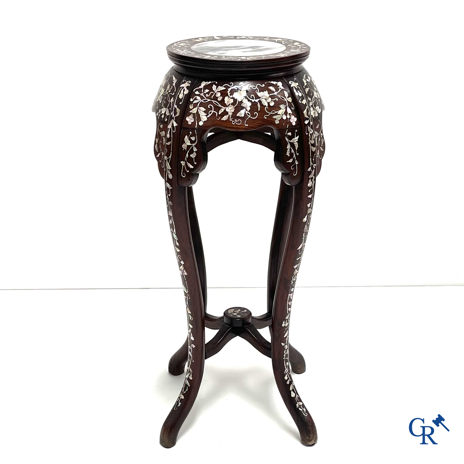 Een Oosterse houten piedestal ingelegd met parelmoer.