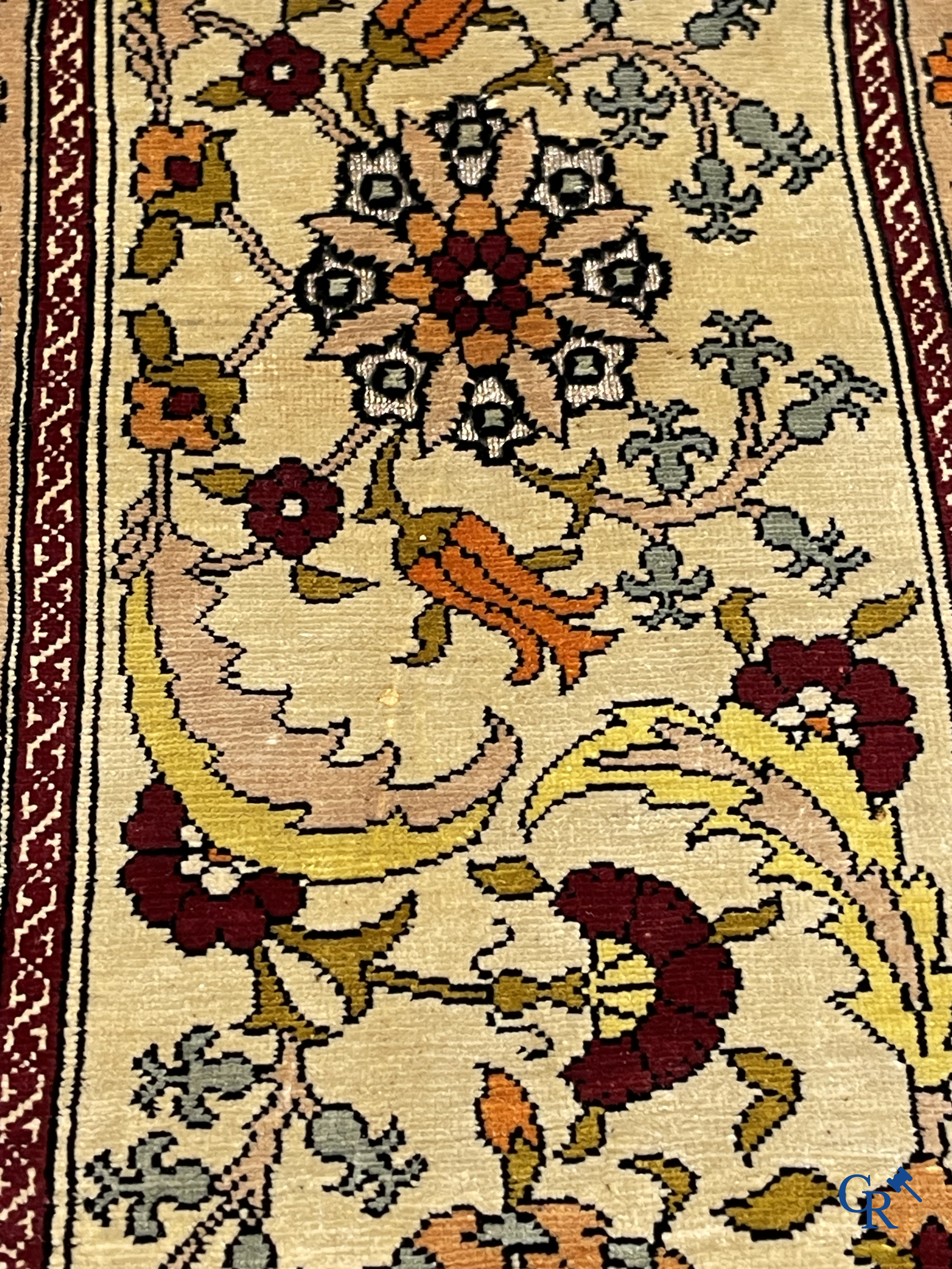 Oosterse tapijten. Een gesigneerd zijden tapijt met geometrisch motief.