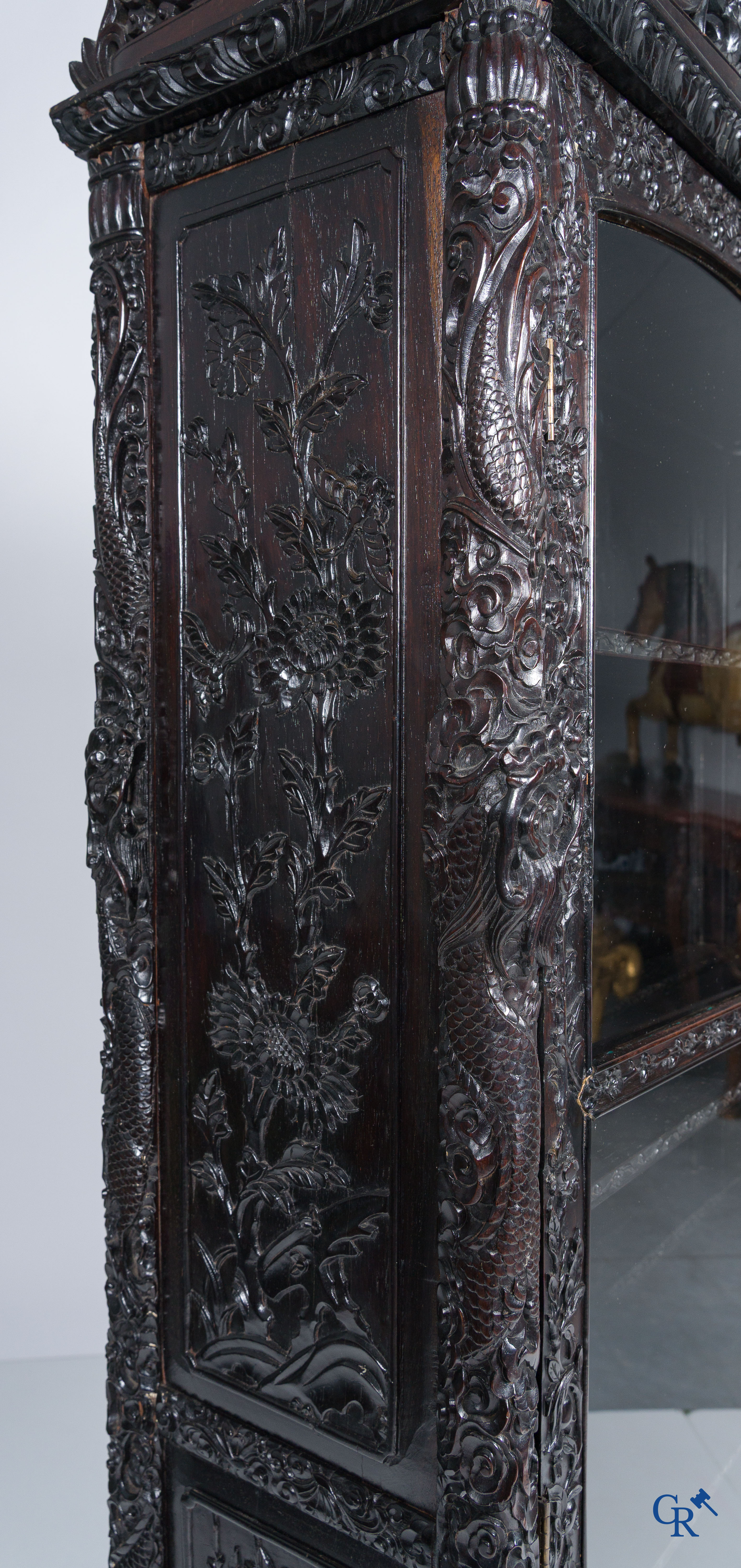 Asian Art, a 2-door display cabinet in finely carved Chinese hardwood. 19th century.