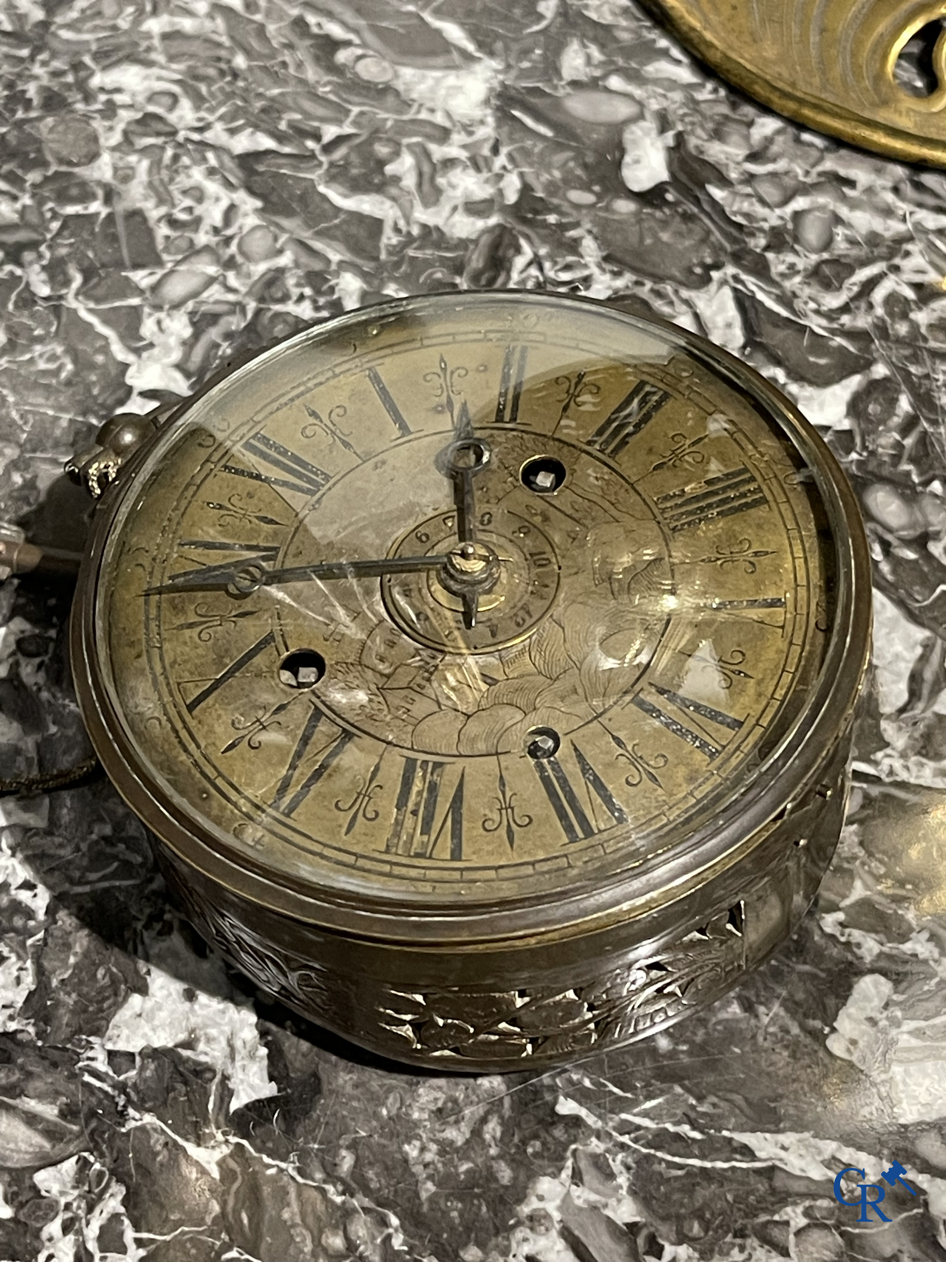 Horlogerie. Montre de carosse. Grande montre de carosse avec boîtier gravé et perforé. France XVIIe siècle.