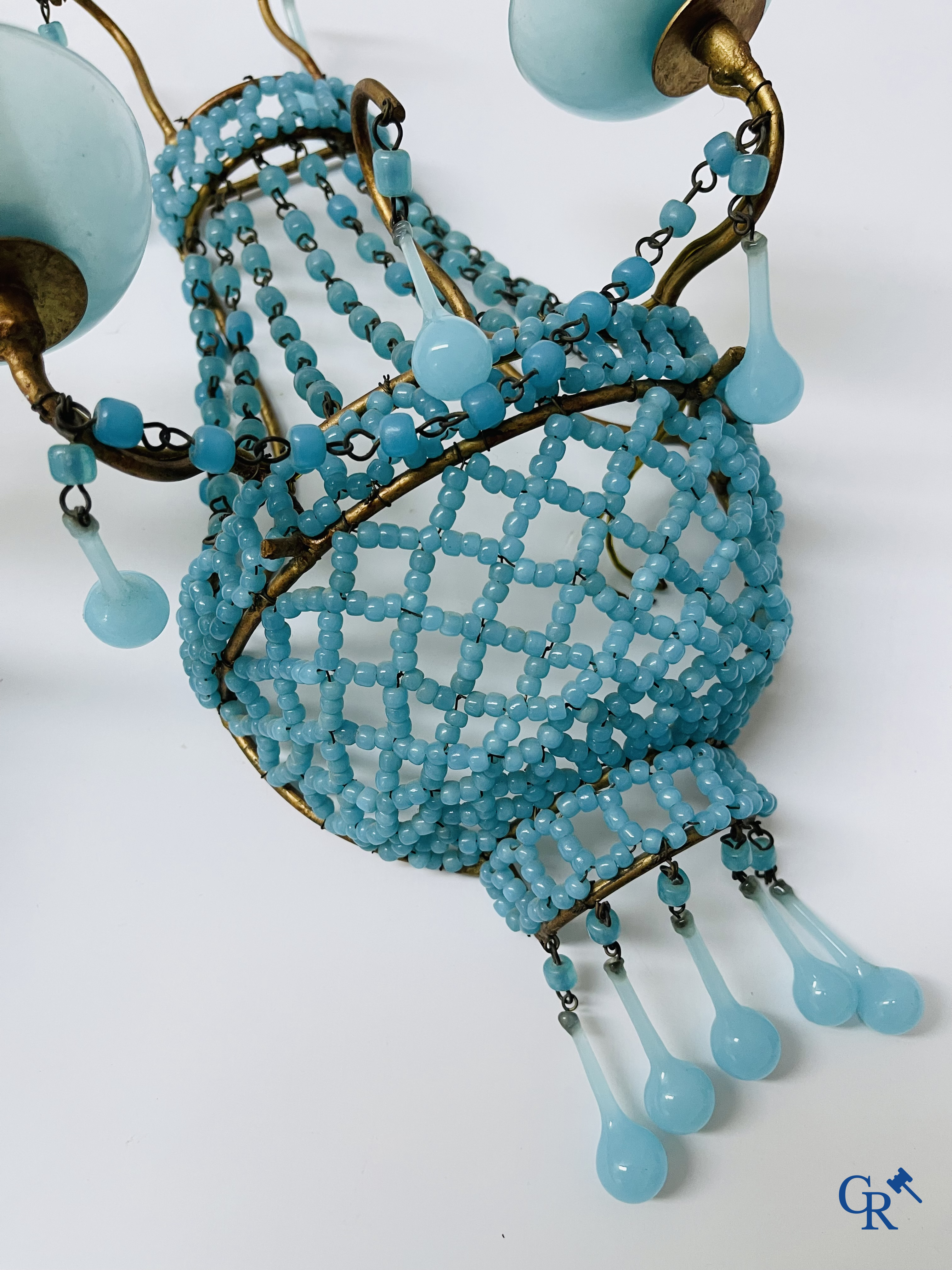 Éclairage, lustres. Belle paire d'appliques en laiton doré et opaline bleue.