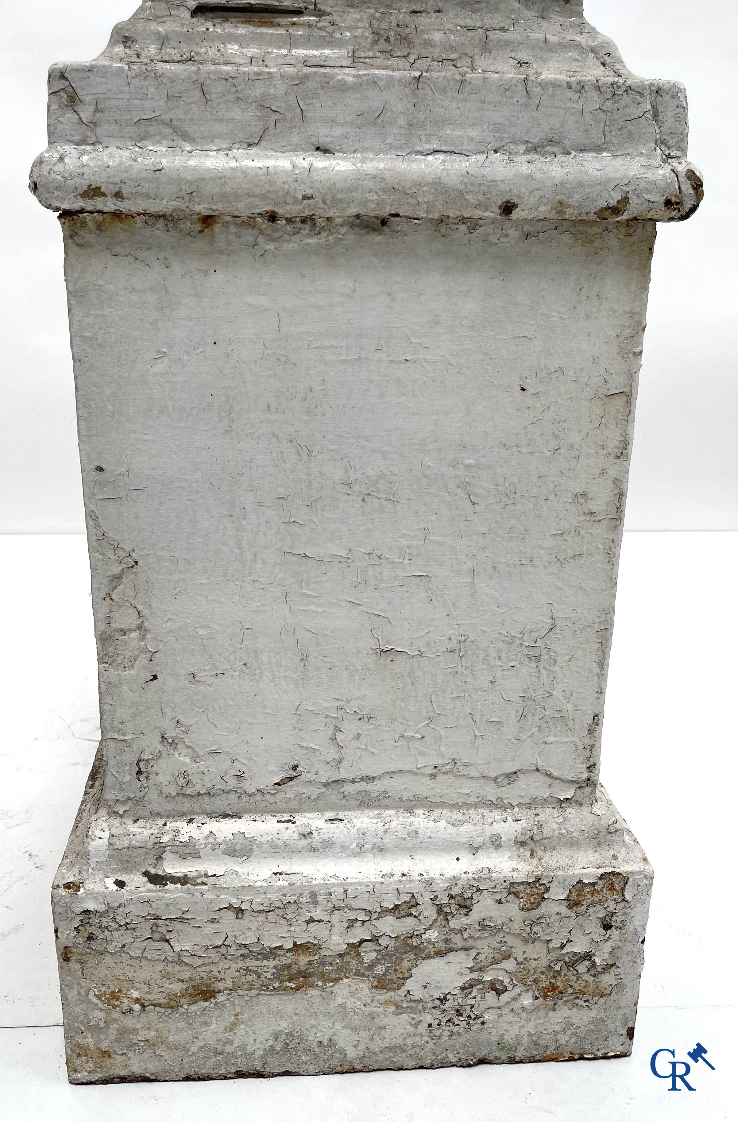 Tuindecoratie. Een paar grote gietijzer tuinvazen op sokkel. Oude patina, 19de eeuw.