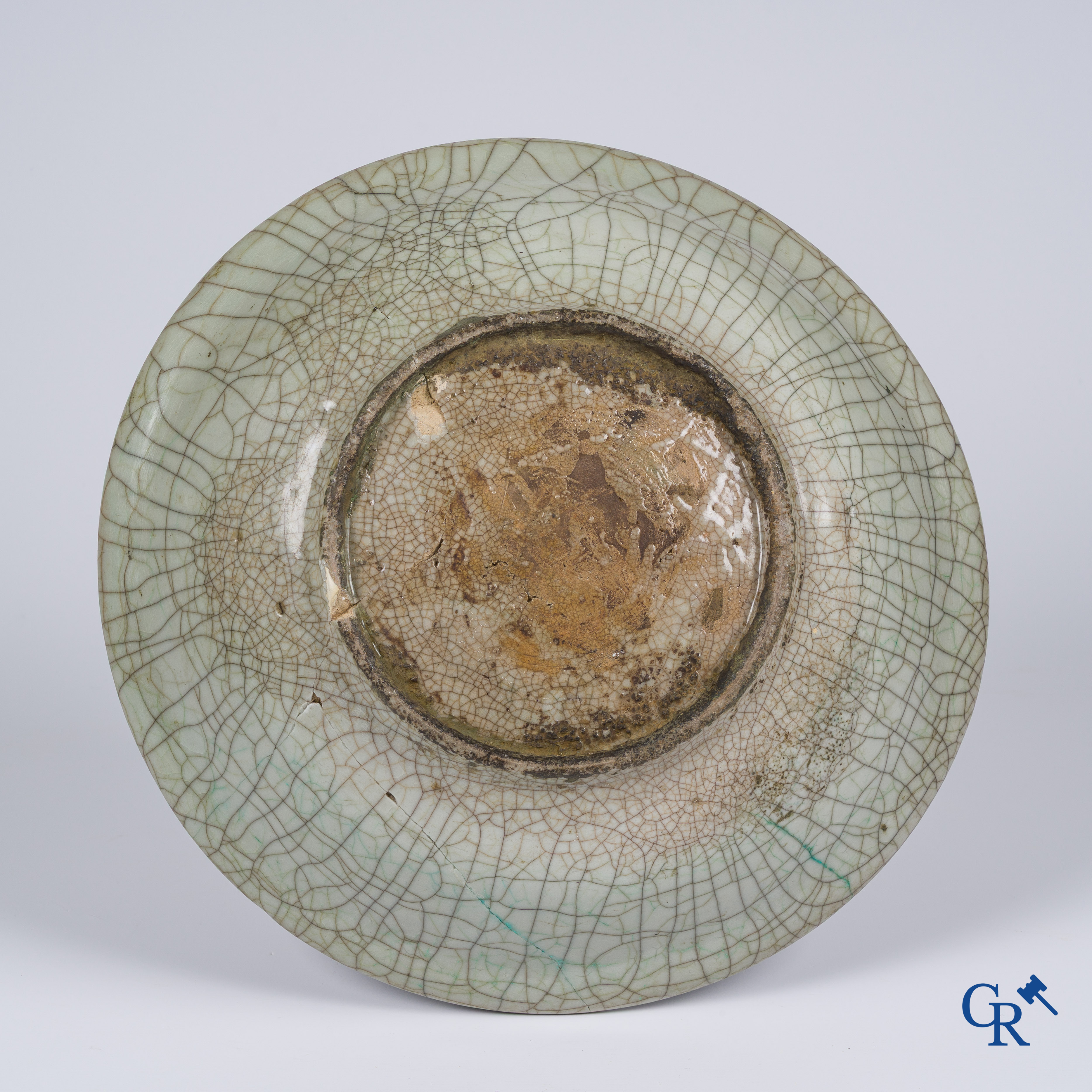 Art Asiatique, porcelaine chinoise. Un grand plat antique geyao en céramique émaillée.