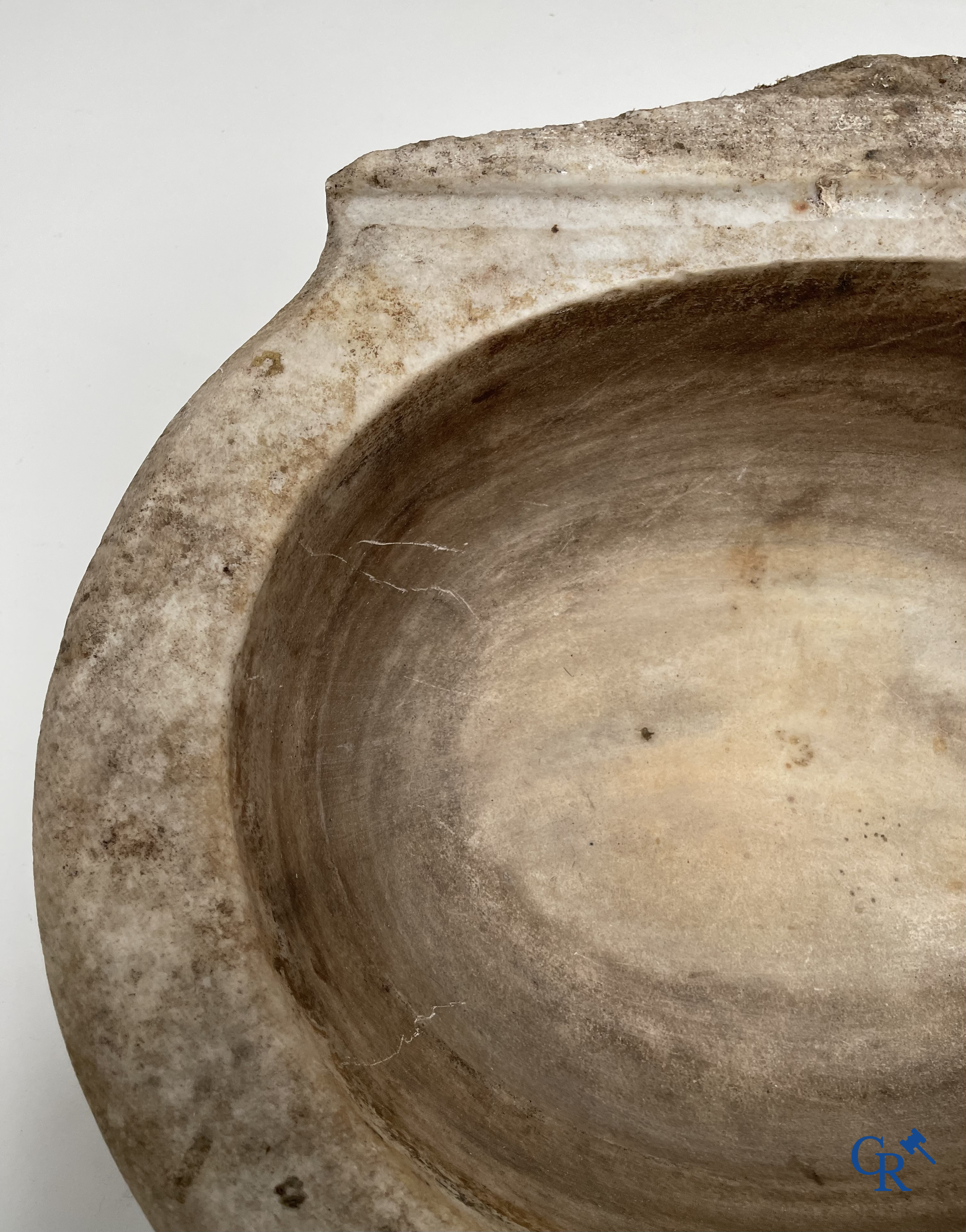 Uitzonderlijk groot marmeren wijwatervat of doopvont. 18e eeuw.