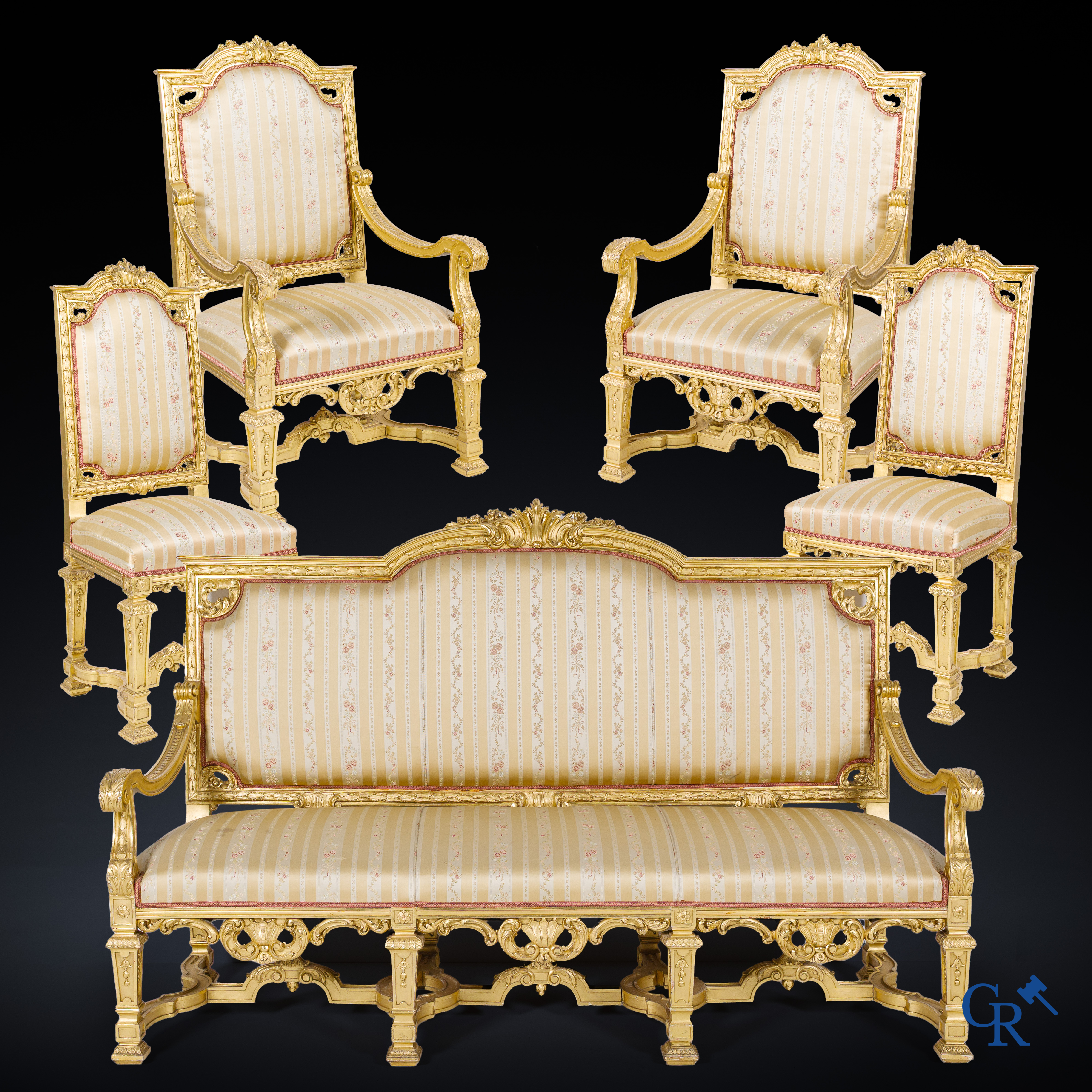 Napoleon III-periode. Een imposante 5-delig rijkelijk hout gesculpteerde en vergulde salon. Circa 1880.