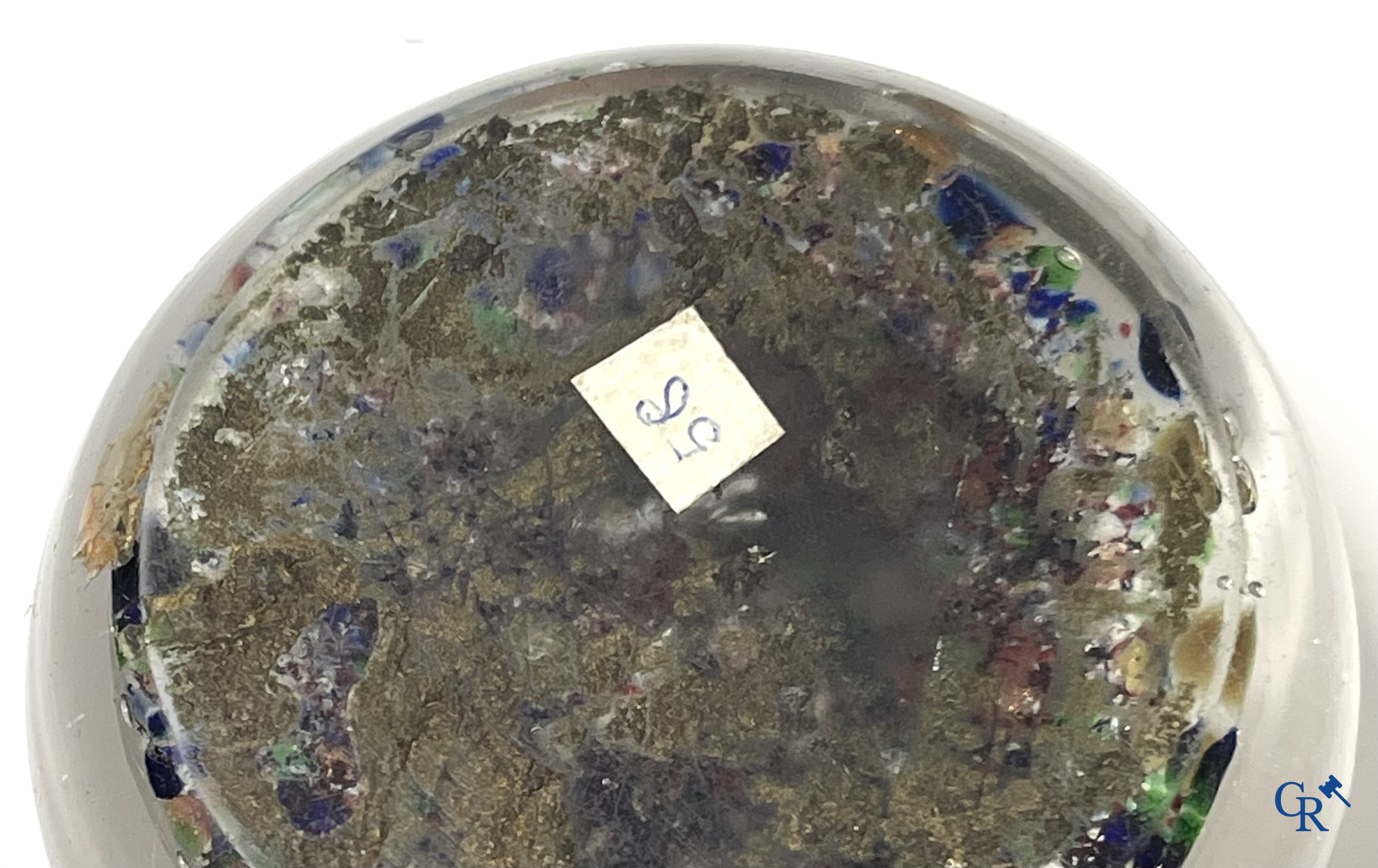 Meerdere presse-papiers en sulfure objecten waaronder een zeldzaam boule presse-papier met voorstelling van Henri II.