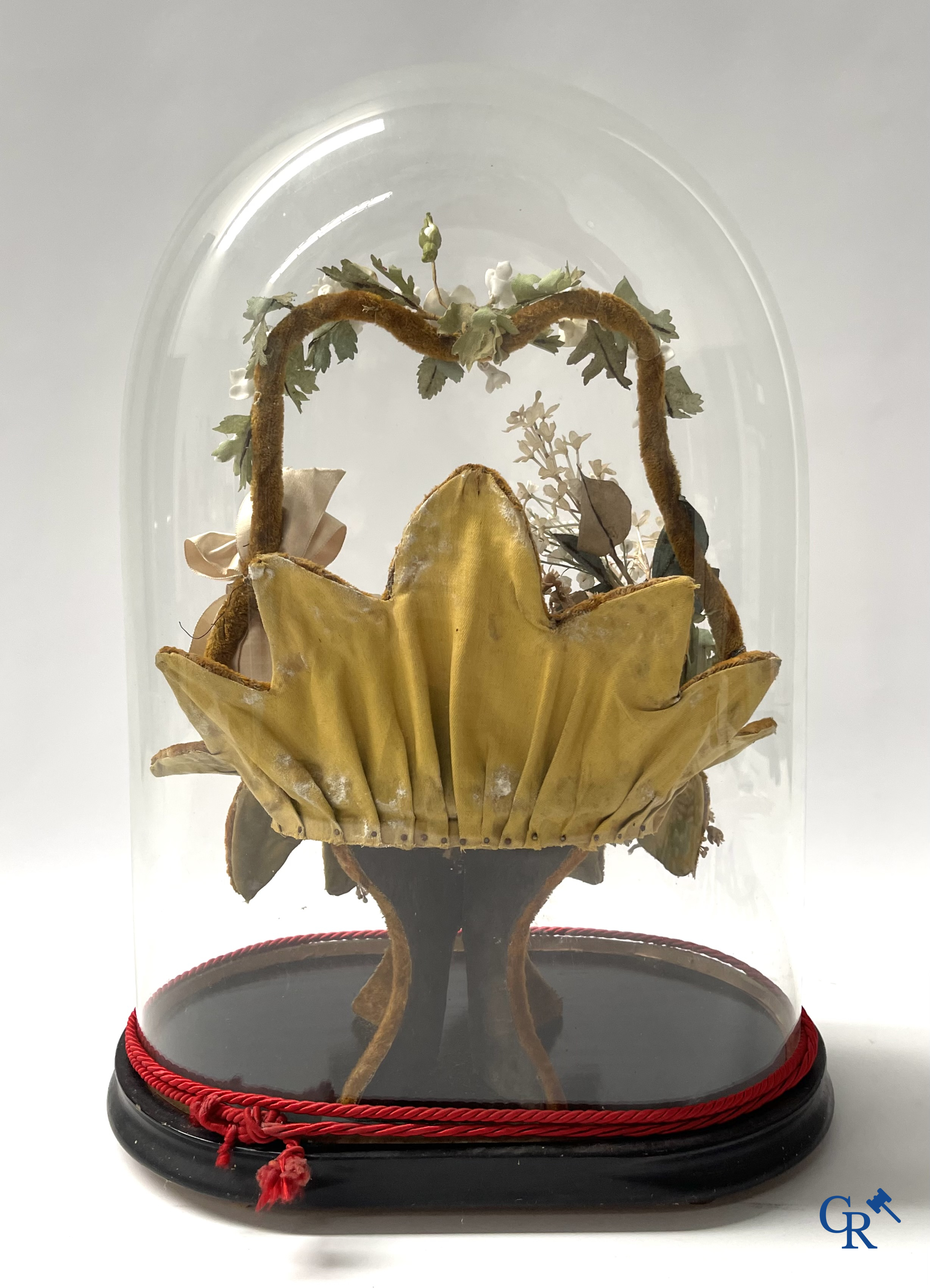 2 globes en verre avec un bouquet de mariage en forme de panier, décorés de fleurs en porcelaine fine. Vers 1900.