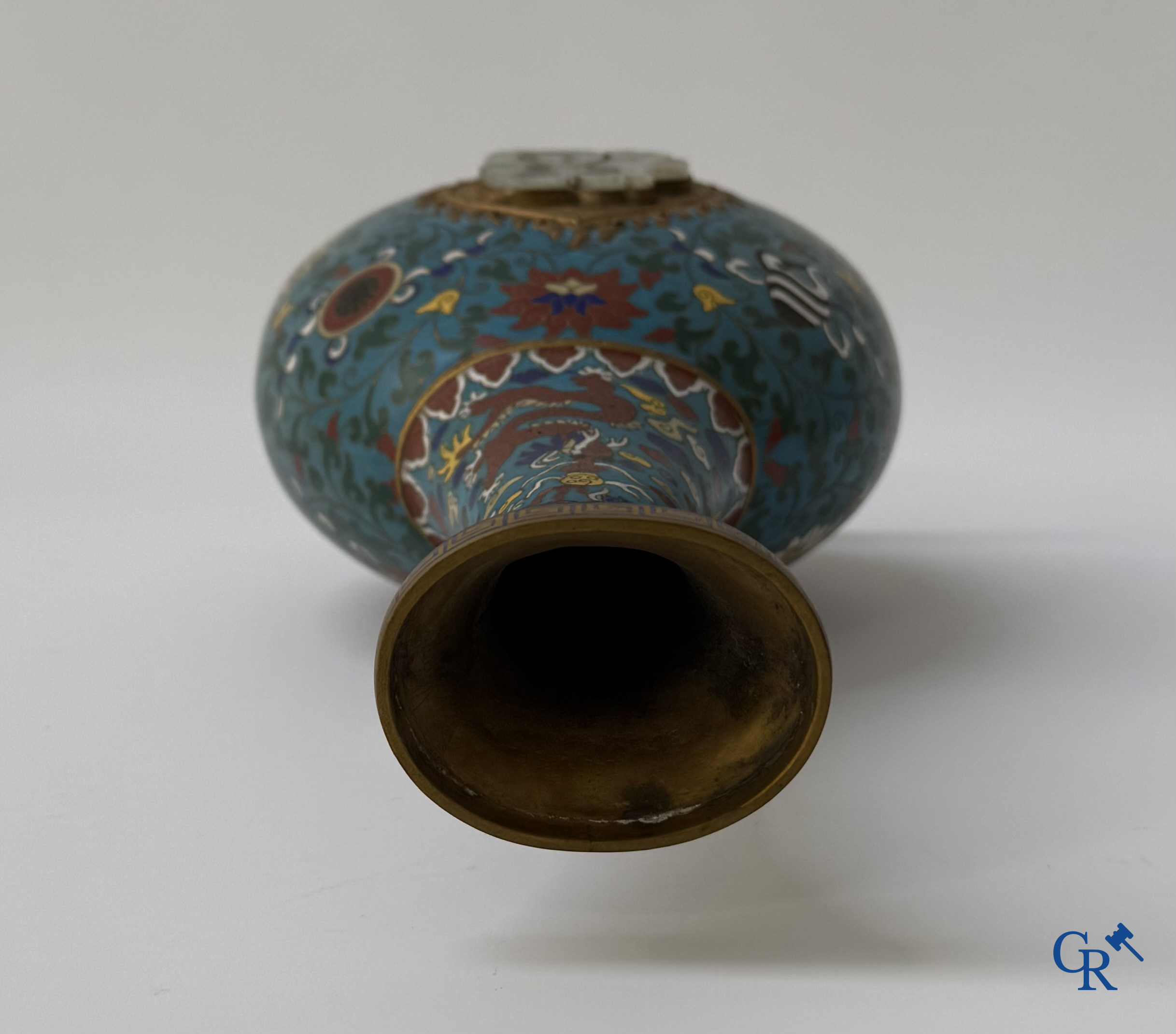 Aziatica, een Chinese cloisonné vaas met draken- en bloemendecor, opgelegd met een jade amulet.