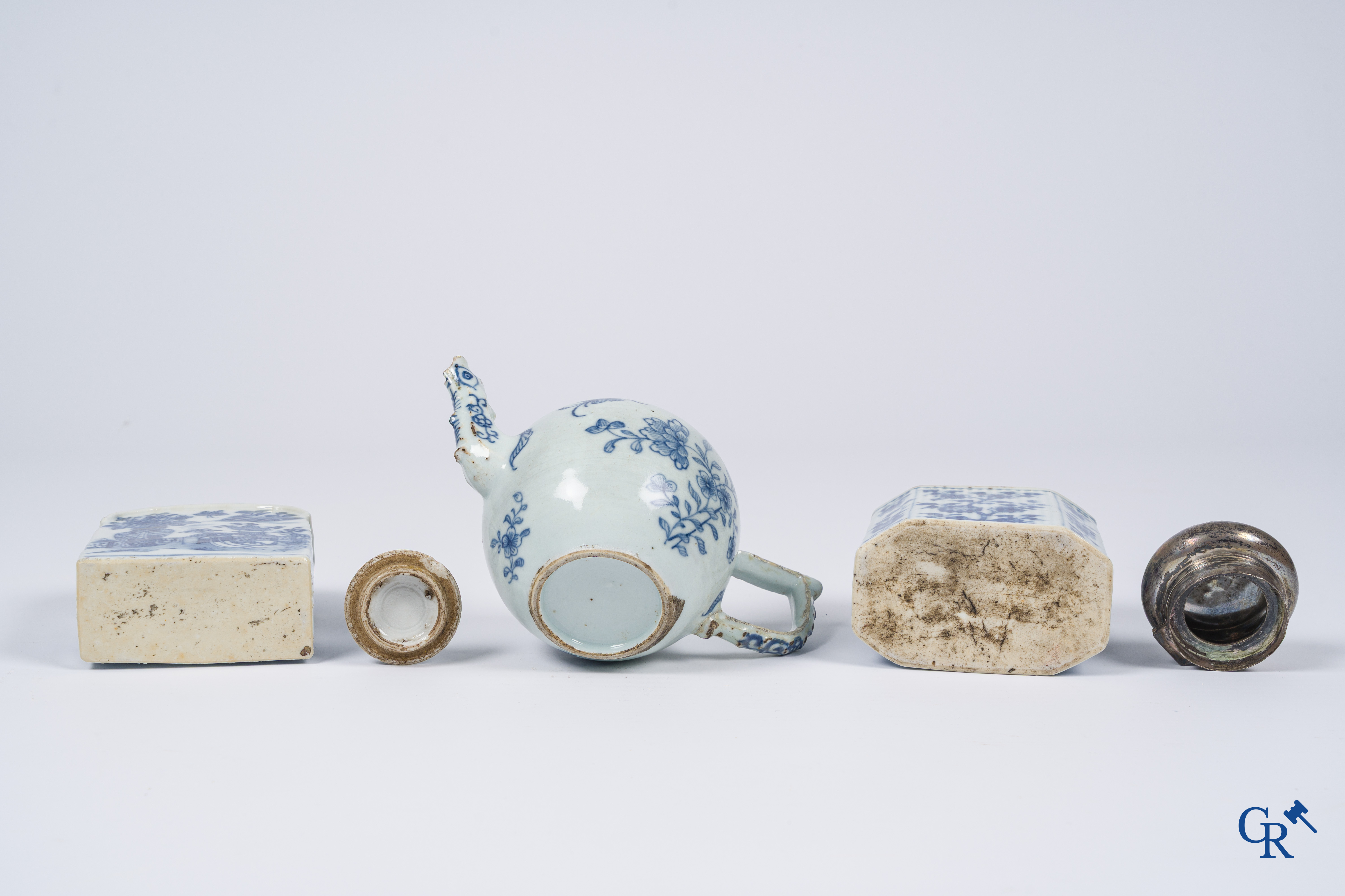 Asian Art, Chinese porcelain, 5 pieces blue and white porcelain. 18th-19th century.