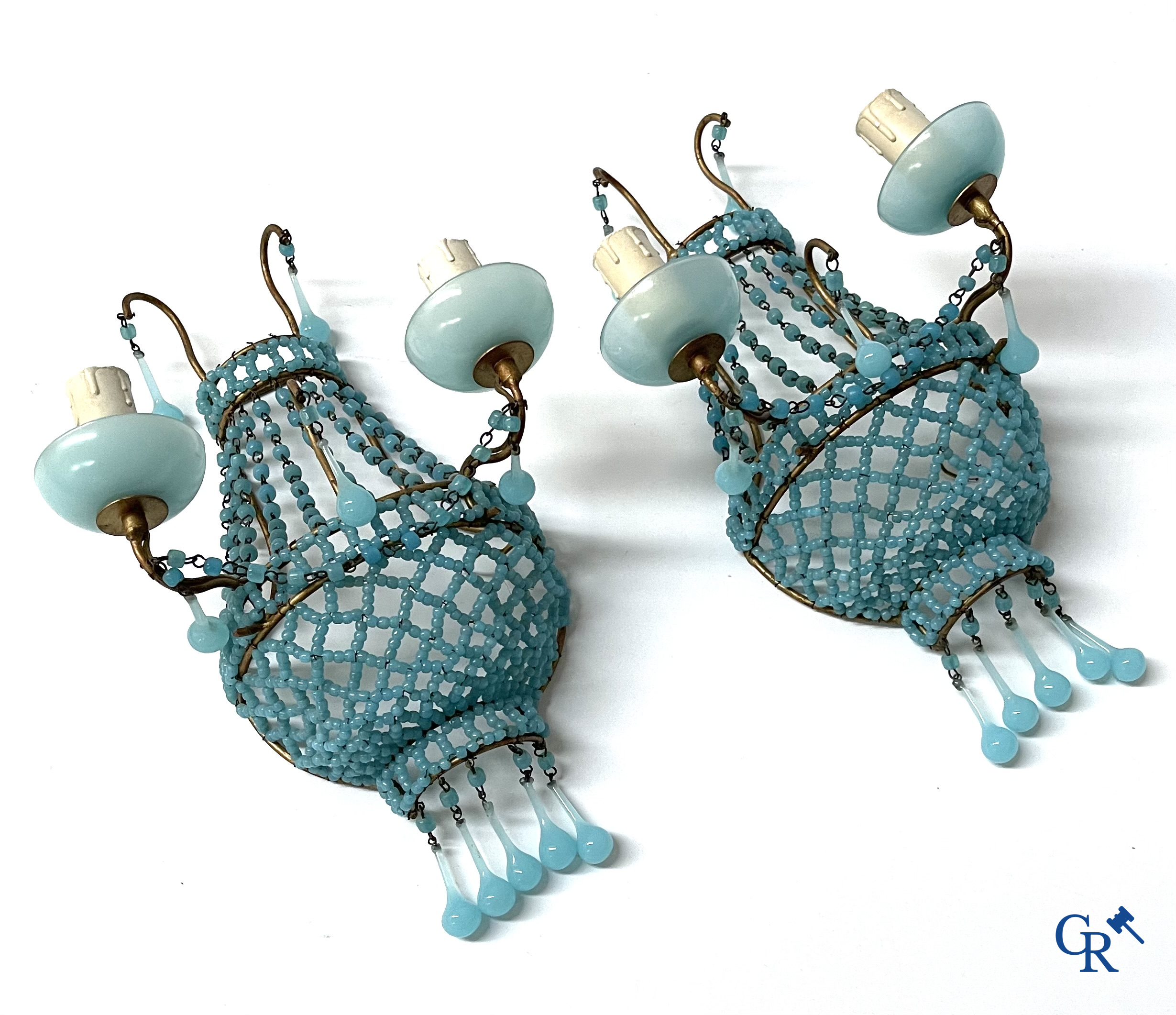 Éclairage, lustres. Belle paire d'appliques en laiton doré et opaline bleue.