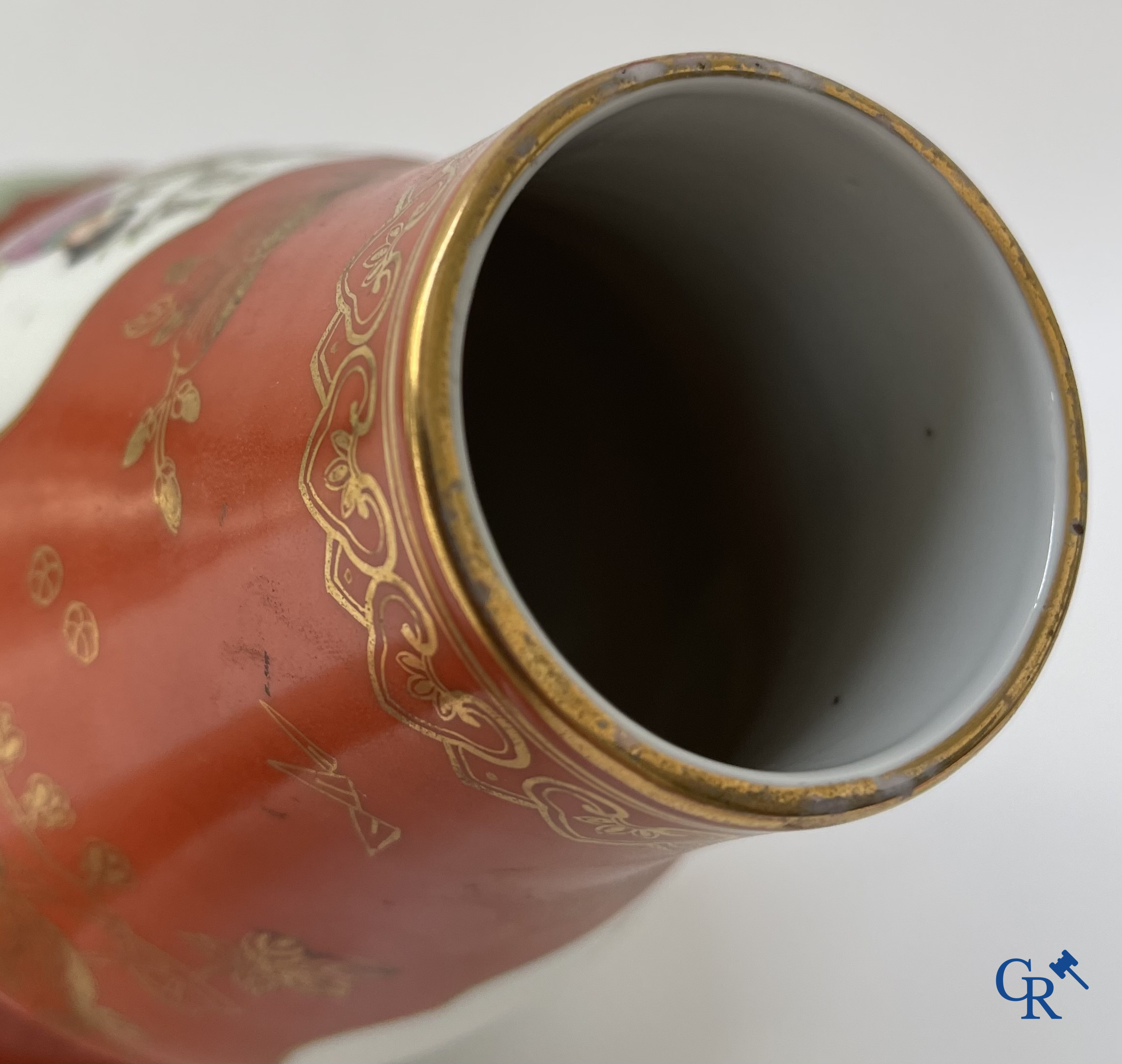 Aziatica, Chinees porselein. Een Chinese vaas met personages. Met zegelmerk. 20ste eeuw.