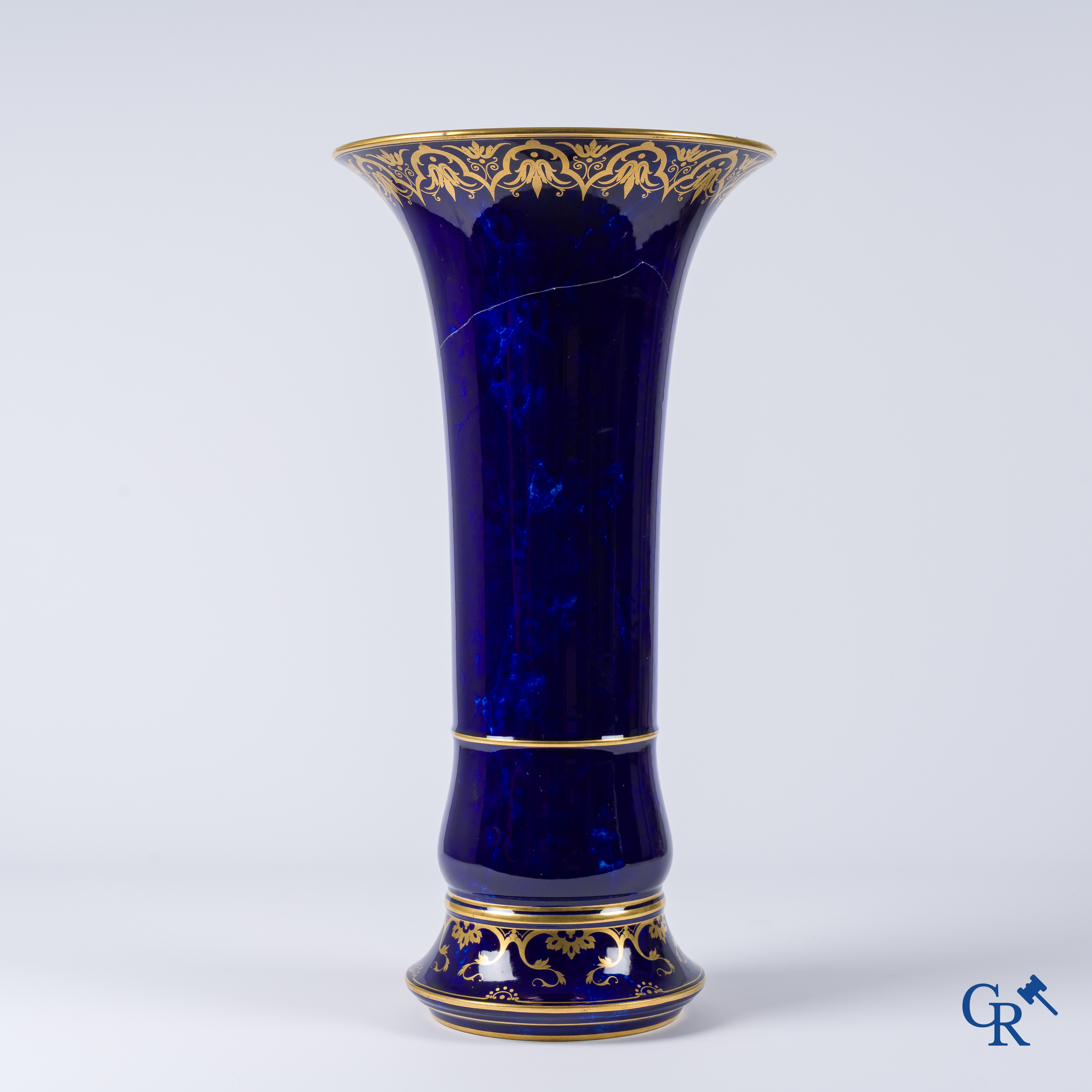 Manufacture Nationale de Sèvres. Important vase, décor en or sur fond bleu.