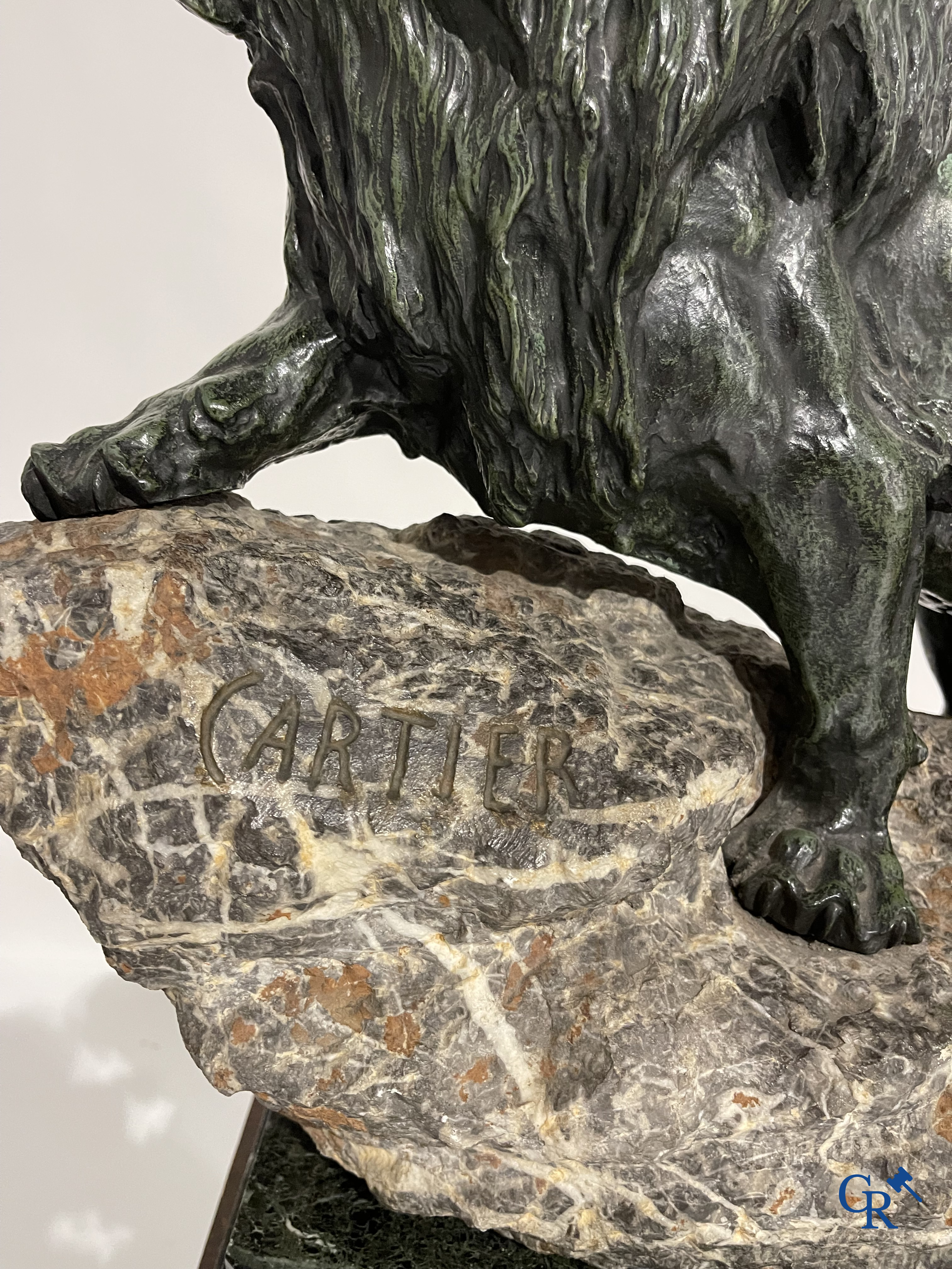 Thomas François Cartier (1879-1936) "Brullende leeuw" Imposante groep in brons en gesteente op een houten sokkel.