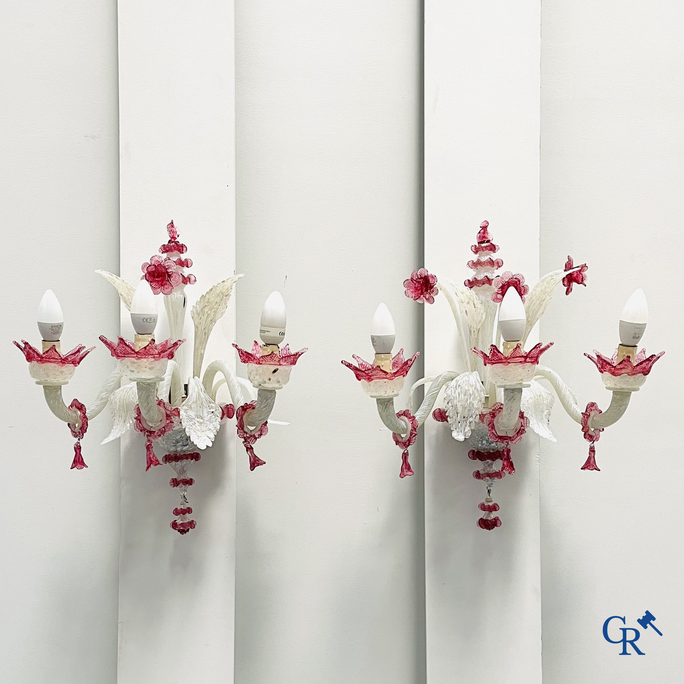 Een kavel van een Venetiaanse tafellamp, een paar grote applieken in Venetiaans glas en een Murano plafonnier.