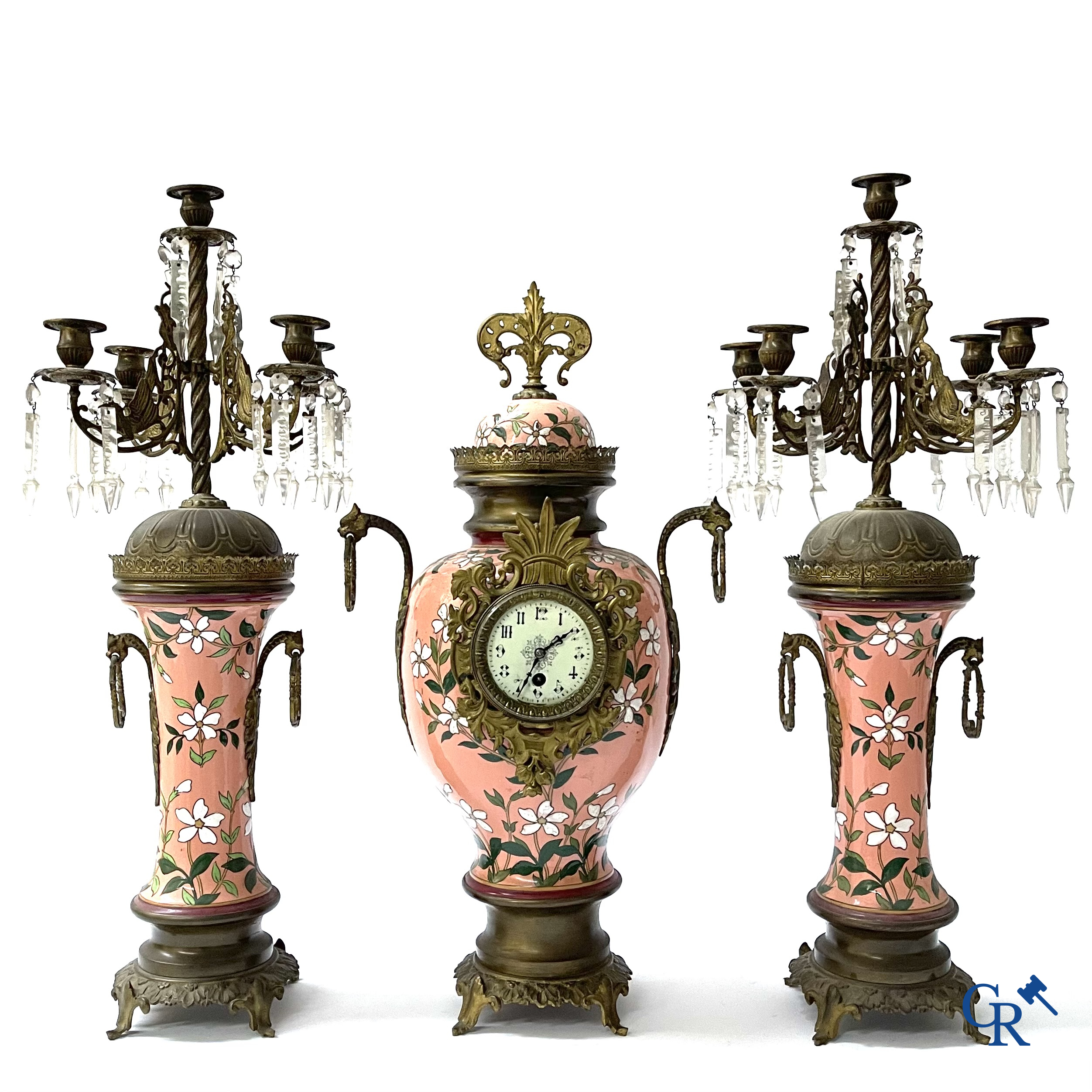 Une importante garniture de cheminée en faïence émaillée et bronze. Art nouveau. Vers 1900.