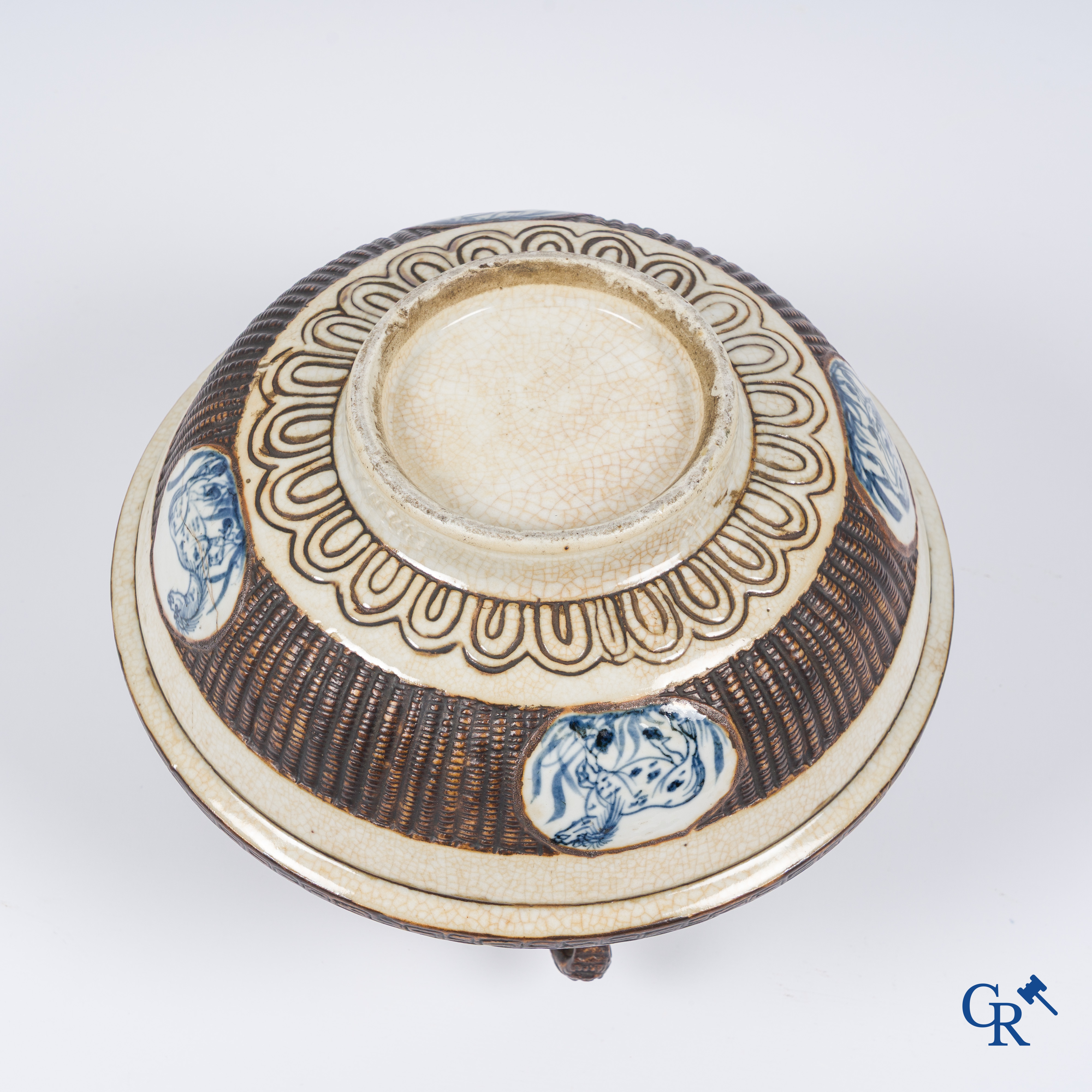 Aziatica, Chinees porselein. Een Chinese craquelé vaas met imitatie vlechtwerk en een decor van paarden. 19e eeuw.