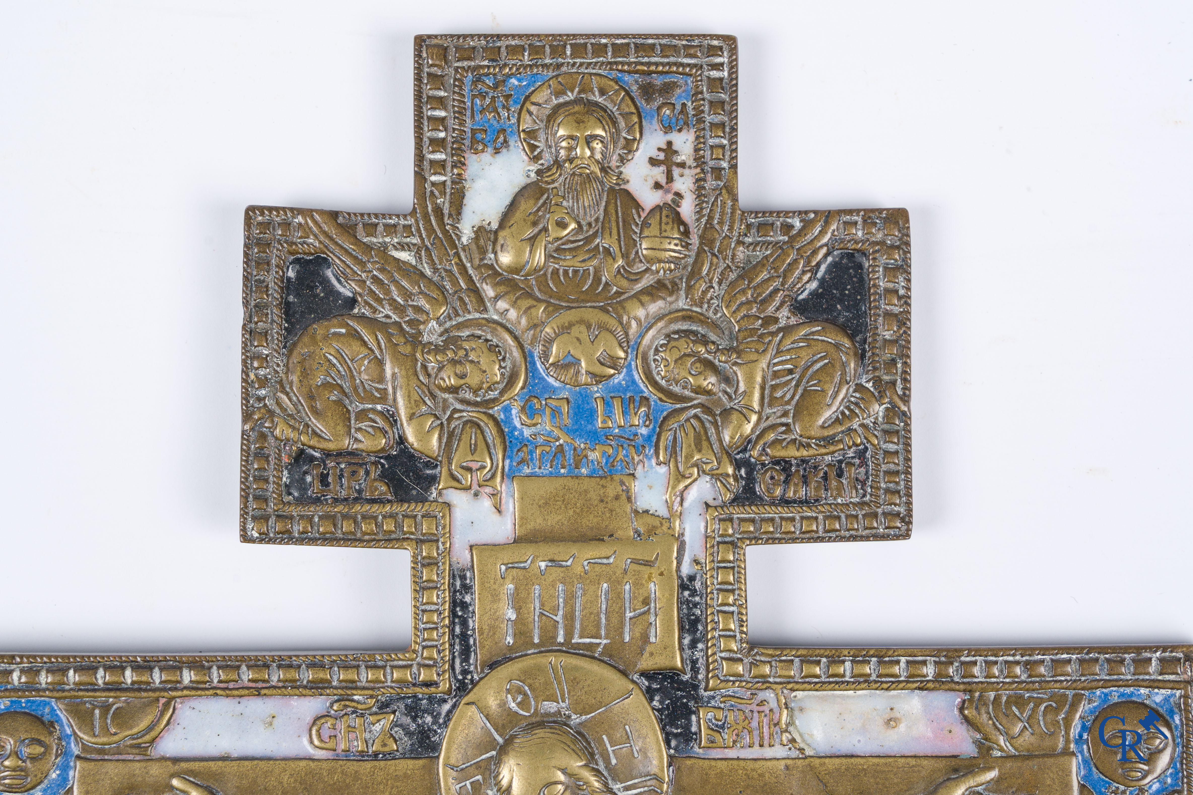 Russisch werk. Een reis triptiek icoon, brons en emaille en een Slavisch geëmailleerd kruis. Rusland 18e -19e eeuw.