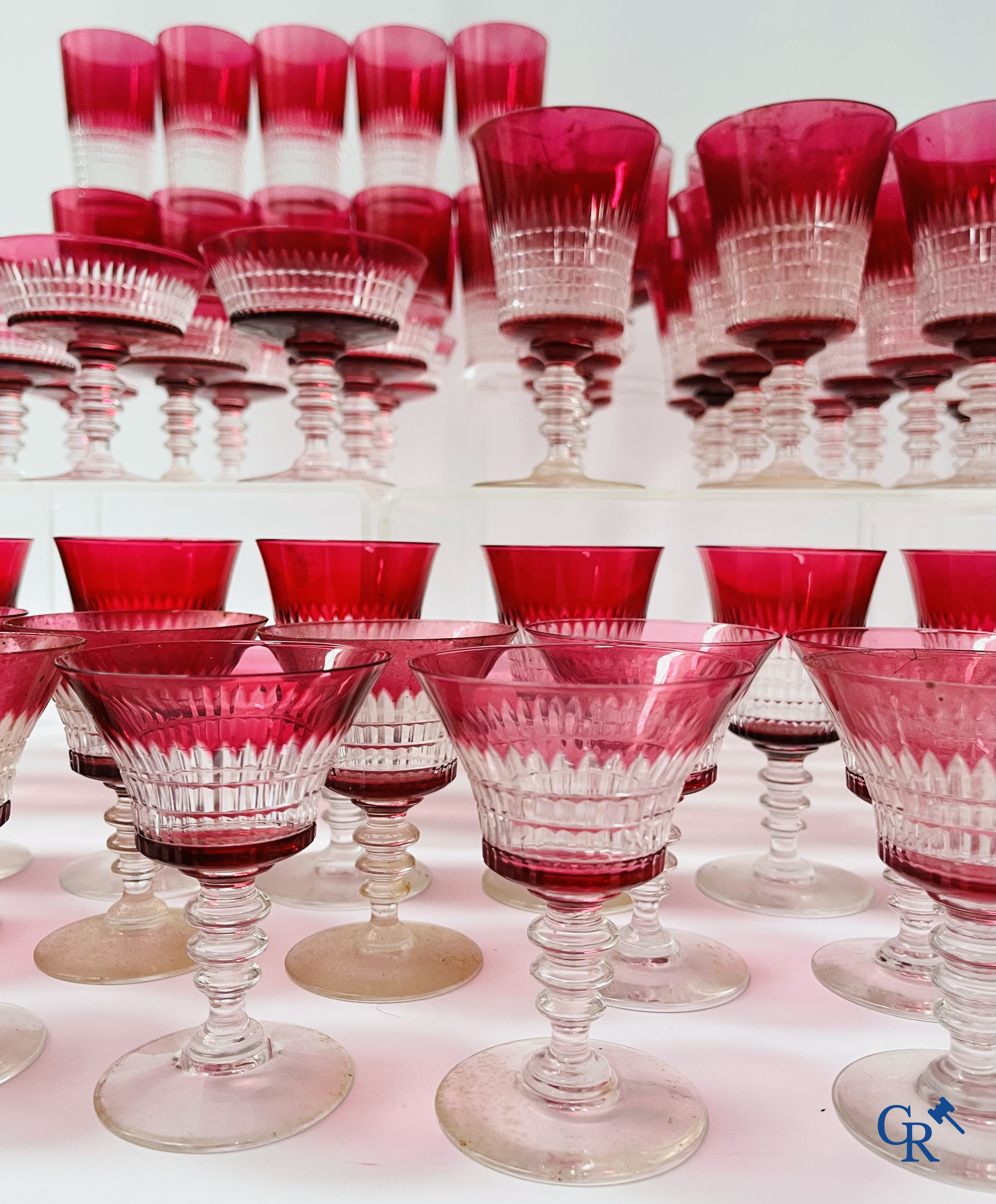 Een uitgebreid servies in rood geslepen kristal, hoogstwaarschijnlijk Val Saint Lambert.