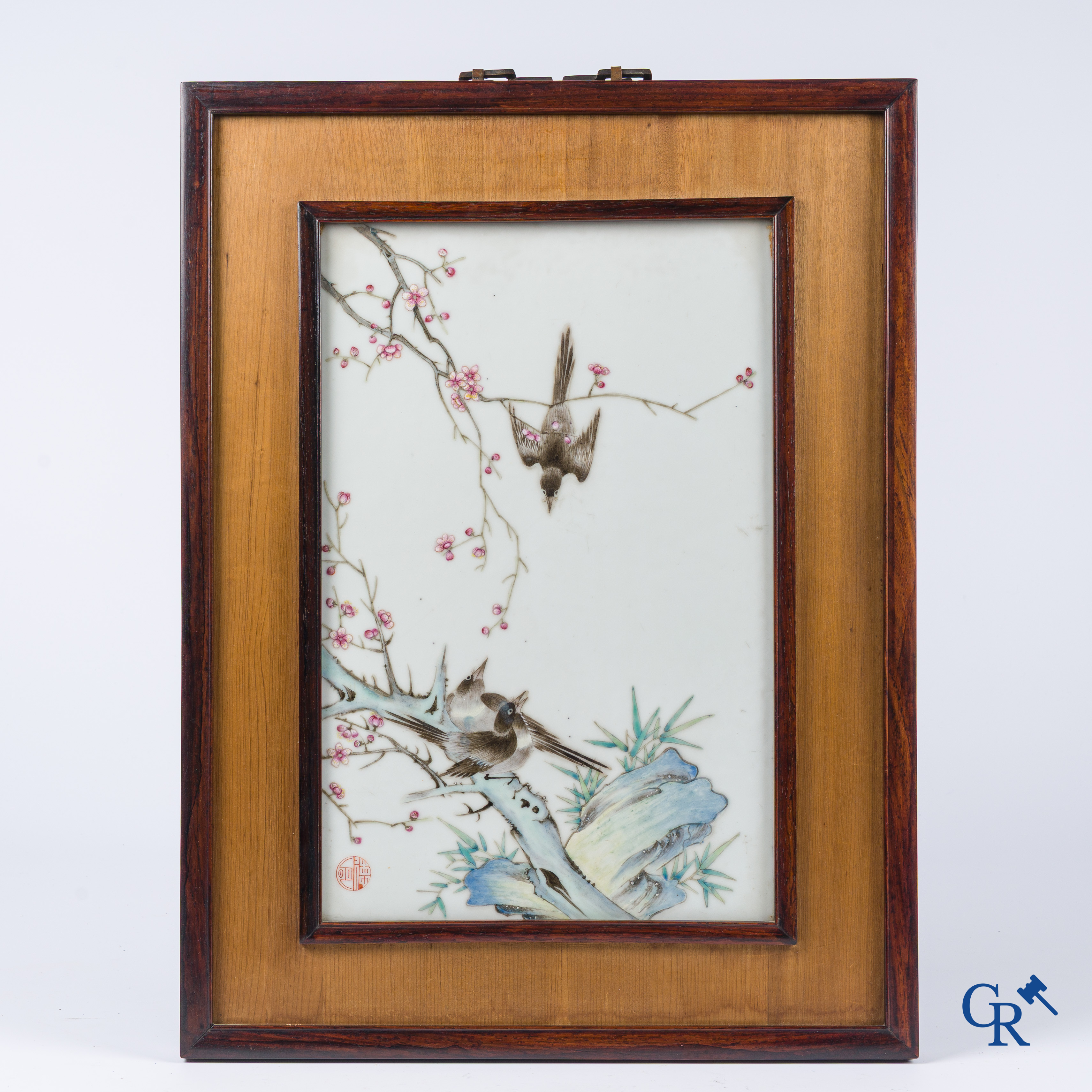 Art Asiatique, Chine. Grand plaque en porcelaine avec des oiseaux et des branches de fleurs. Marqué.