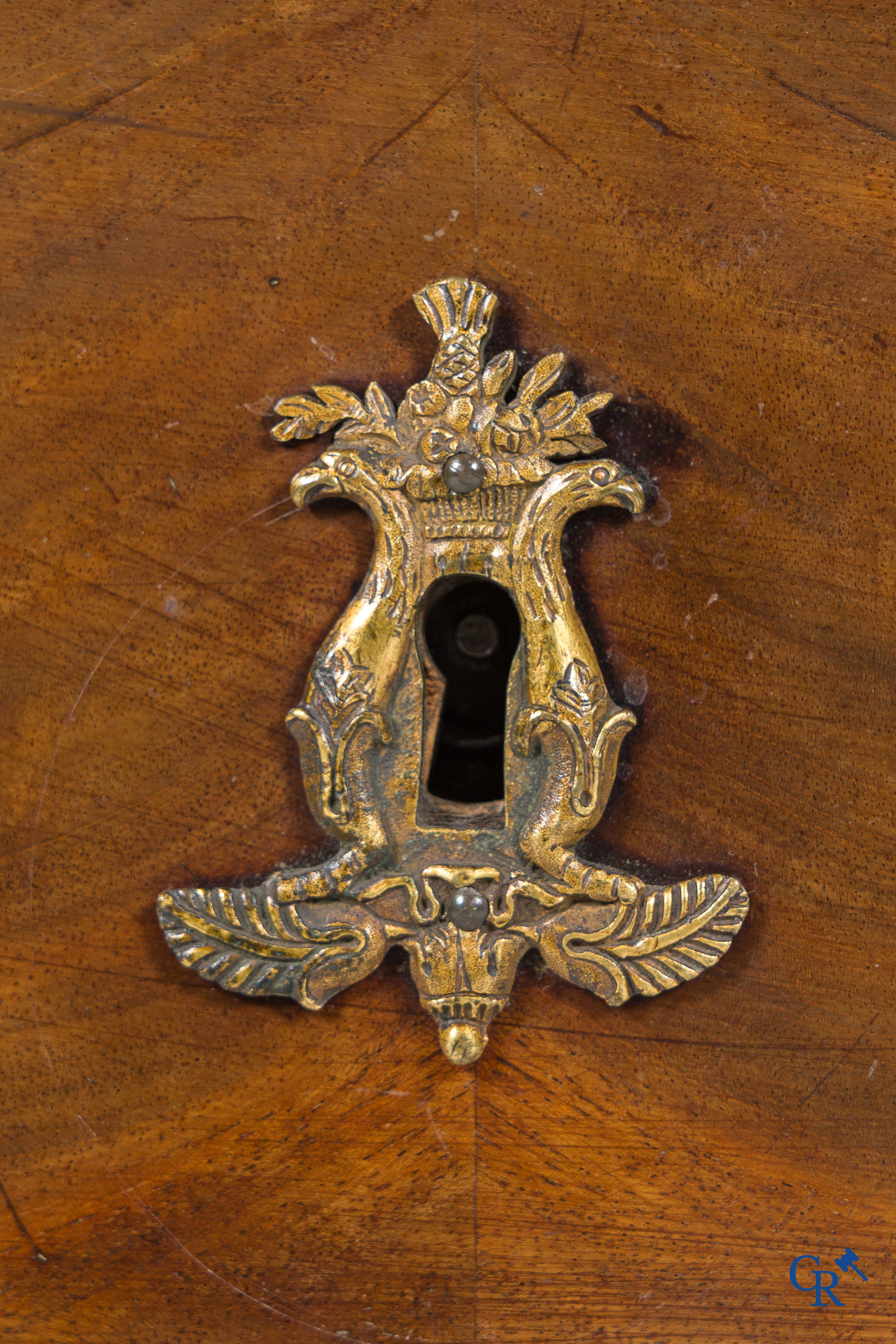 Chapuis, een commode in mahoniehout met fijn geciseleerde bronzen, zogenaamd Retour d'Egypte. Empire.