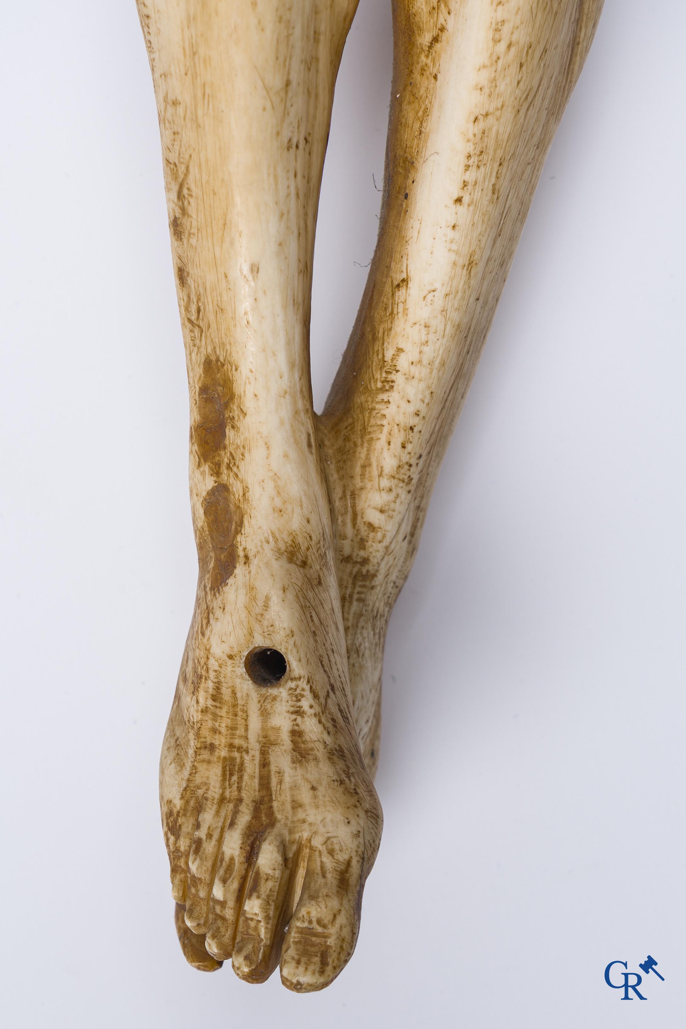 Religieuze objecten, een grote corpus in gesneden ivoor. Europees werk. 18e-19e eeuw.