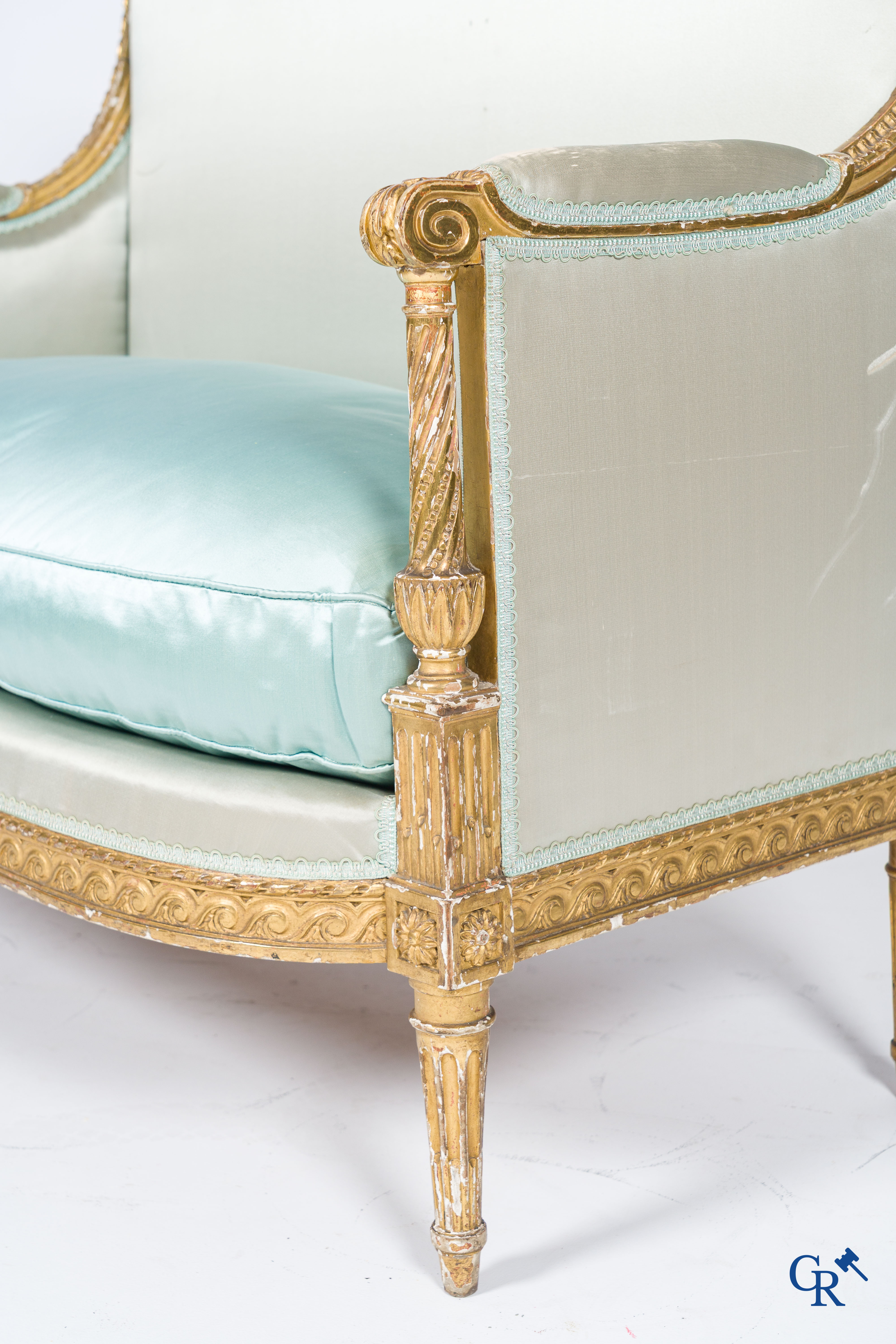Louis XVI period. Marquise in finely sculpted and gilded wood. Late 18th century.