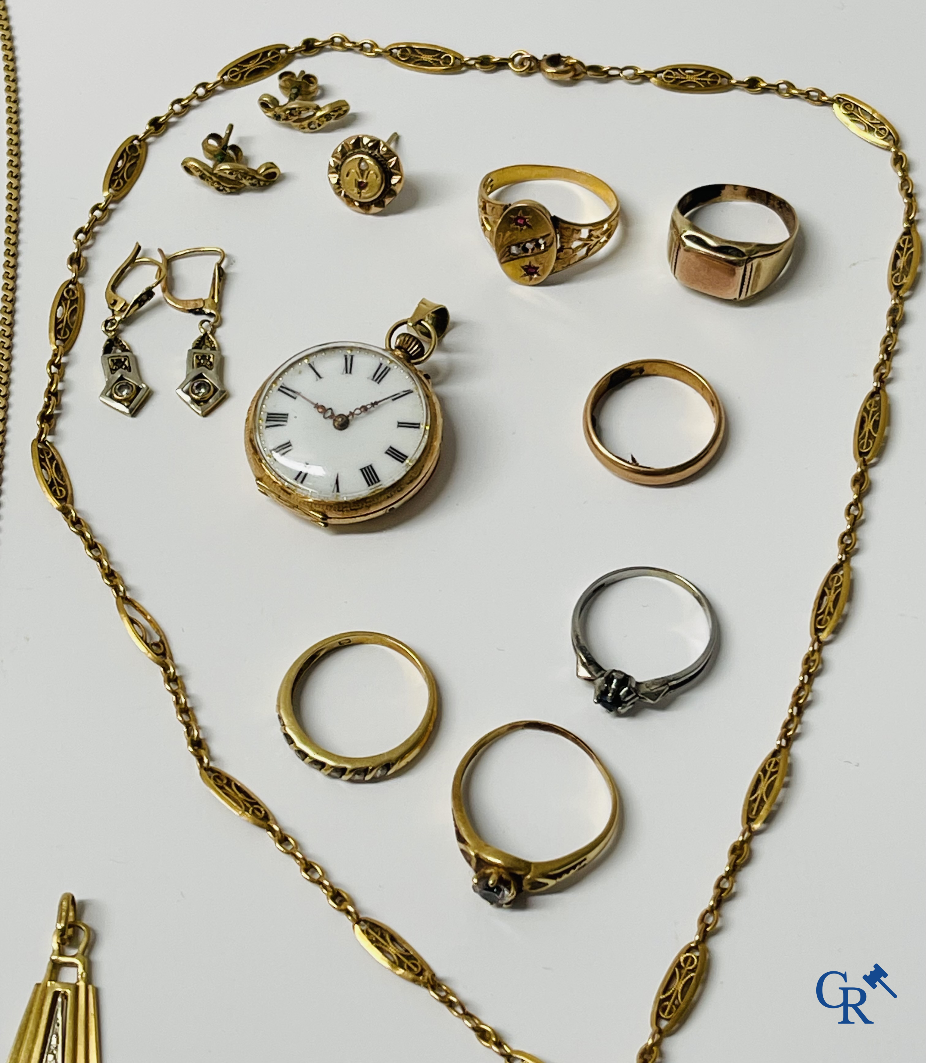 Juwelen, Horloges. Een kavel met gouden juwelen en een kleine gouden 750°/00 zakhorloge.