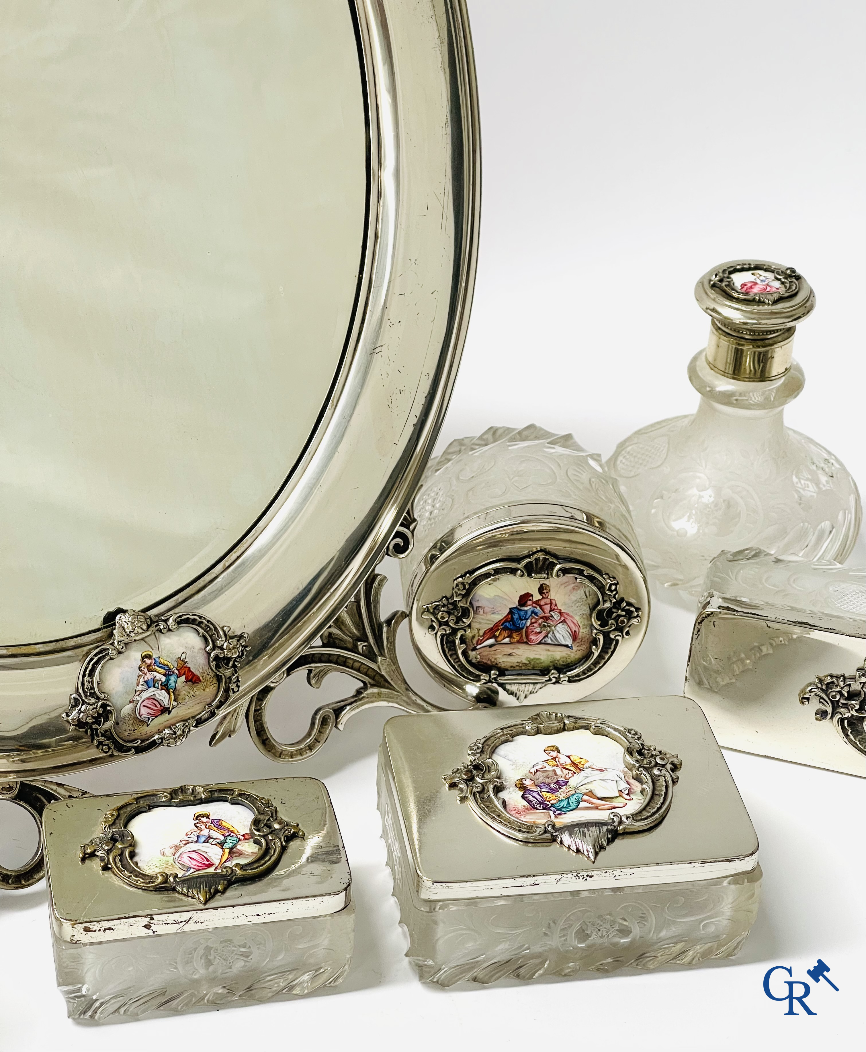 Un ensemble de toilette 7 pièces en métal argenté, cristal finement taillé et plaques émaillées.