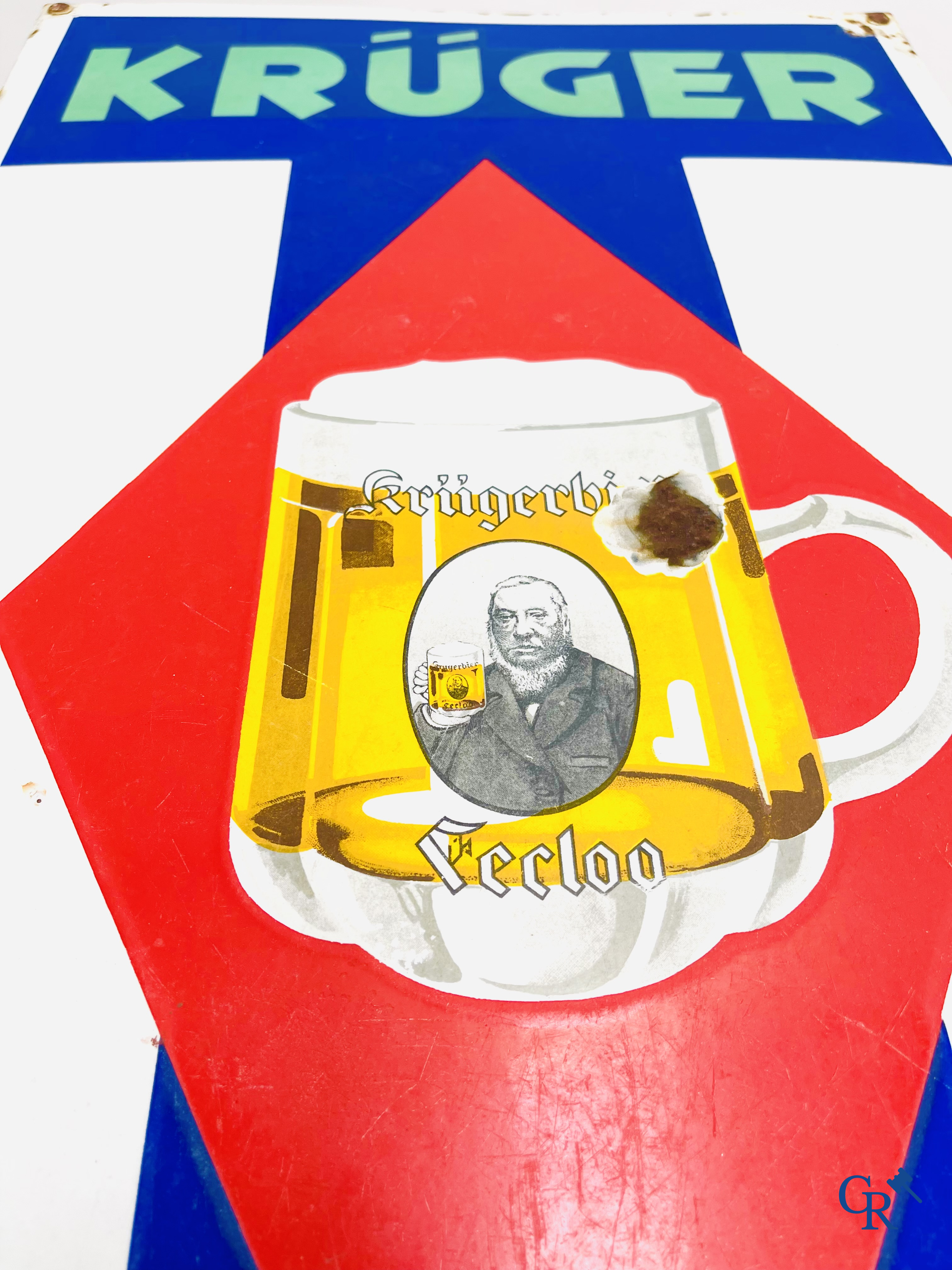 Krüger Pils Eeclo, une originale table de terrasse bistrot avec une plaque émaillée publicitaire pour la bière Krüger. Emaillerie Belge 1936.