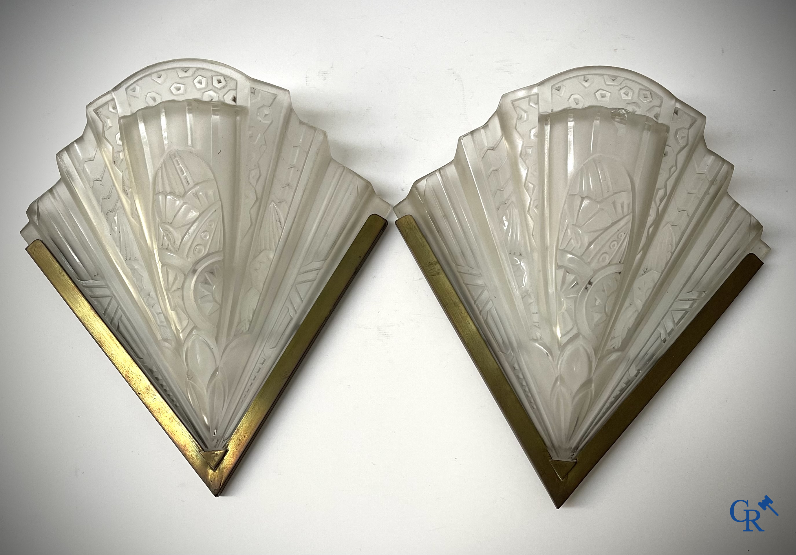 Art Deco, paar wandlichten in messing en geperst glas gesigneerd Frontisi. Circa 1930.